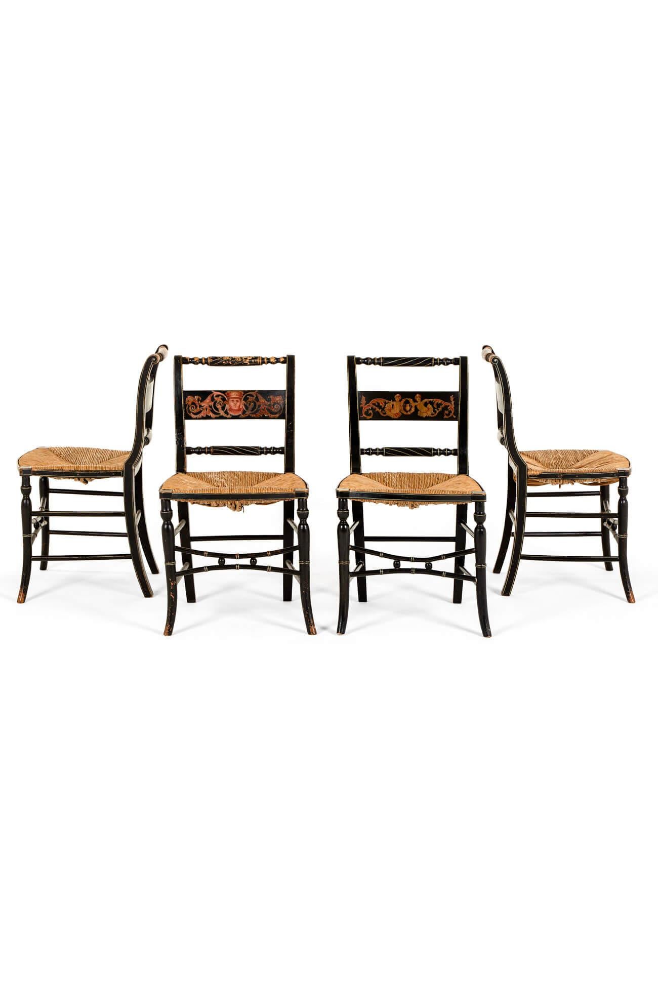 Un raro set di quattro sedie standard o da pranzo Regency dipinte di nero con sedute in giunco.

Ogni sedia è completata da schienali caratteristici dipinti a mano e ornati da motivi classici e floreali con colori e texture bellissimi.

Ogni sedia è