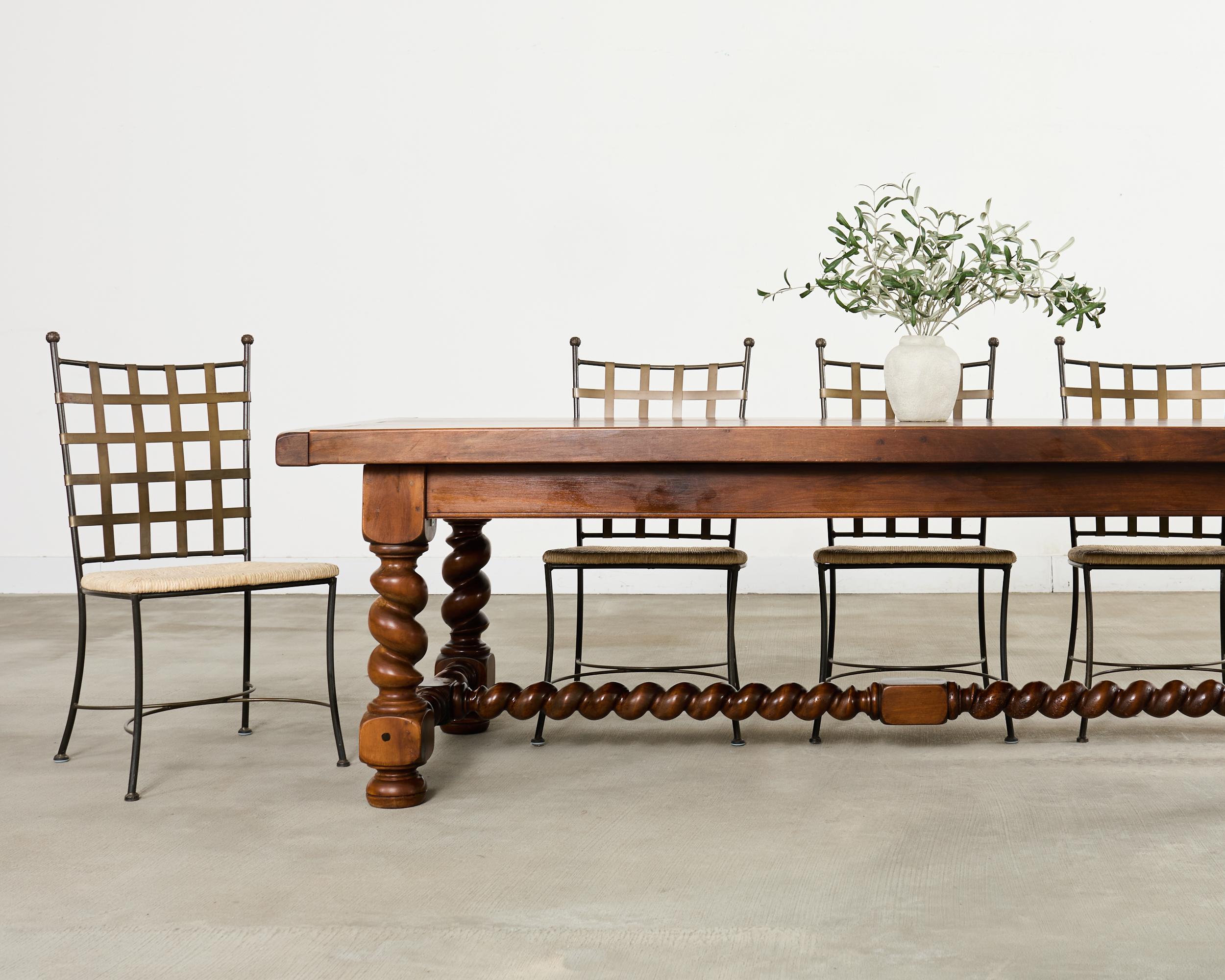 Iconico set di quattro sedie da giardino e da patio Amalfi realizzate alla maniera e nello stile di Mario Papperzini da Charleston Forge, North Carolina. Le sedie hanno una struttura in ferro battuto con finitura bronzata. Gli schienali delle sedie