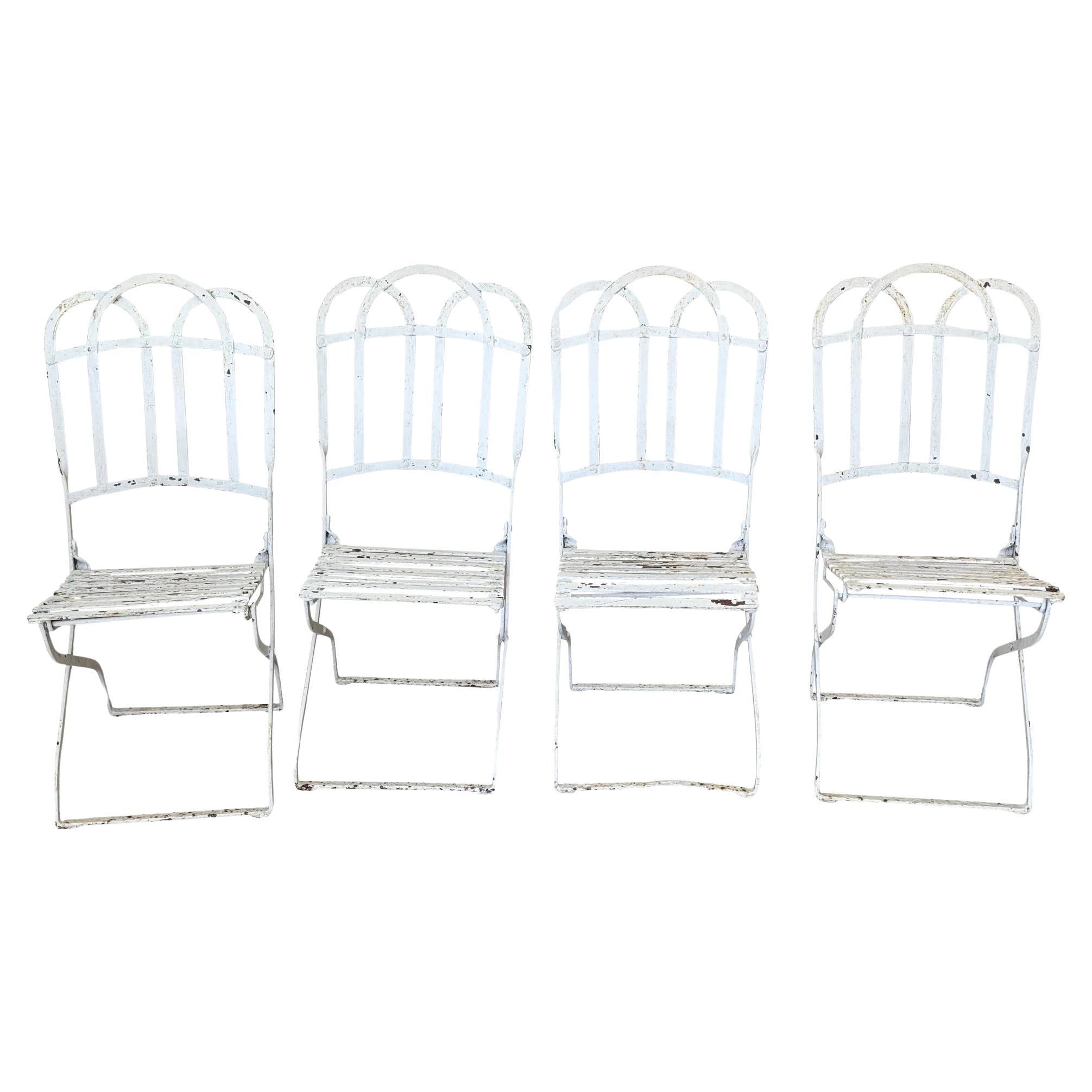Ensemble de quatre chaises de café parisiennes