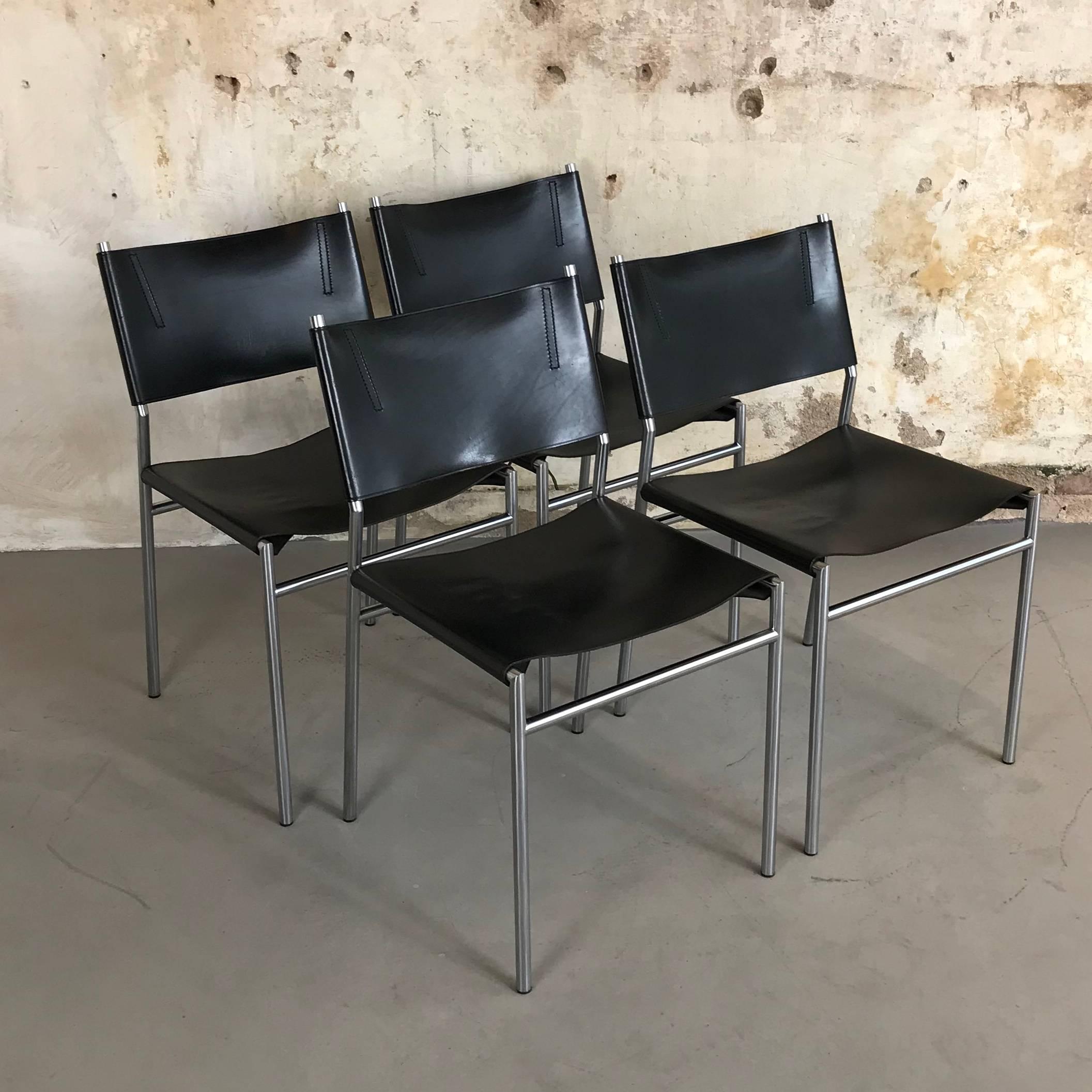 Set of four SE06 chairs designed in 1960 by Dutch designer Martin Visser for ’t Spectrum (The Netherlands). The chairs are upholstered with beautiful patinated saddle leather. The frames are made of tubular brushed steel.
Early versions in a good