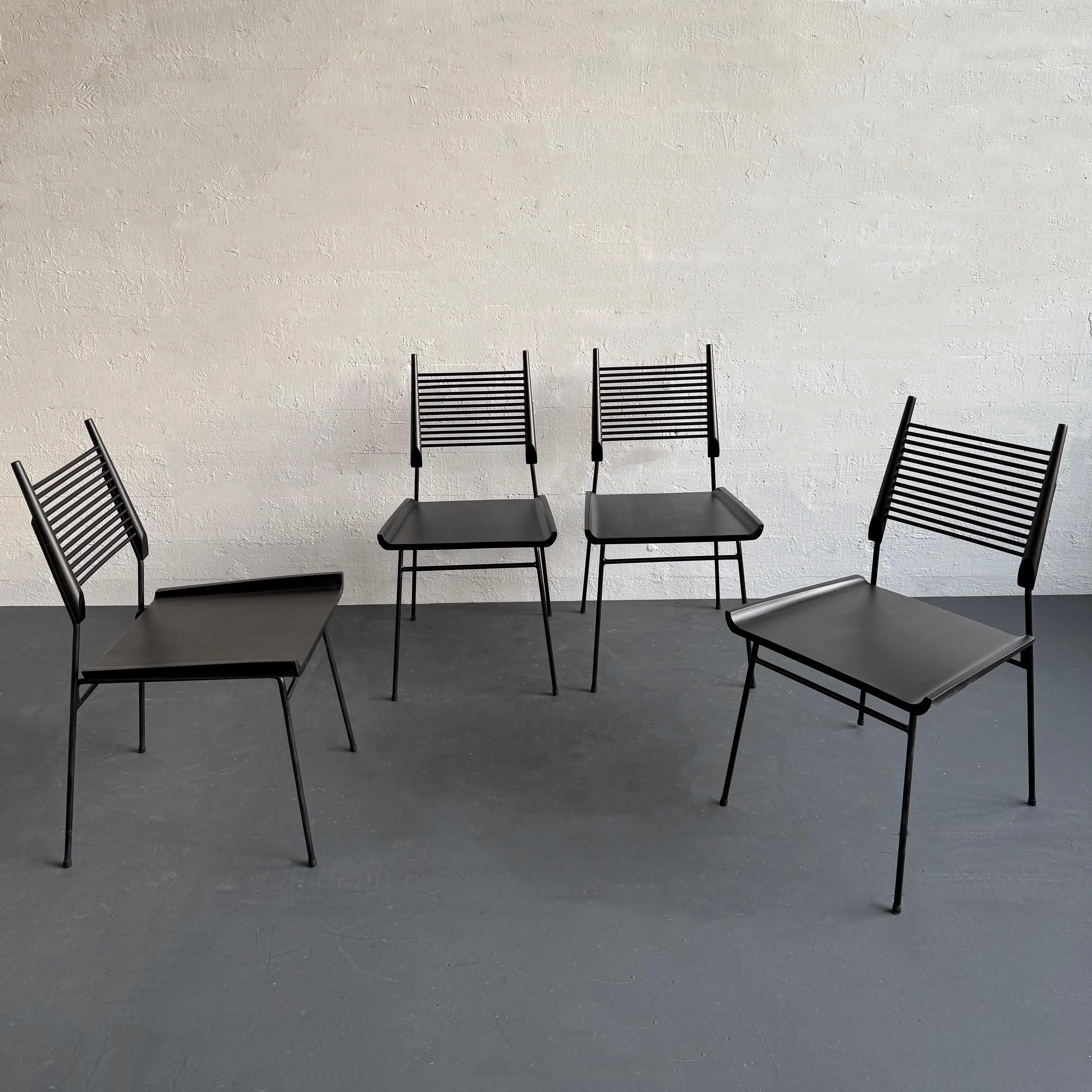 Questo set di quattro sedie da pranzo moderne di metà secolo è stato progettato dall'amato designer americano Paul McCobb per la sua linea Planner Group per Winchendon Furniture. Queste iconiche sedie sono il modello 1533  sedie 