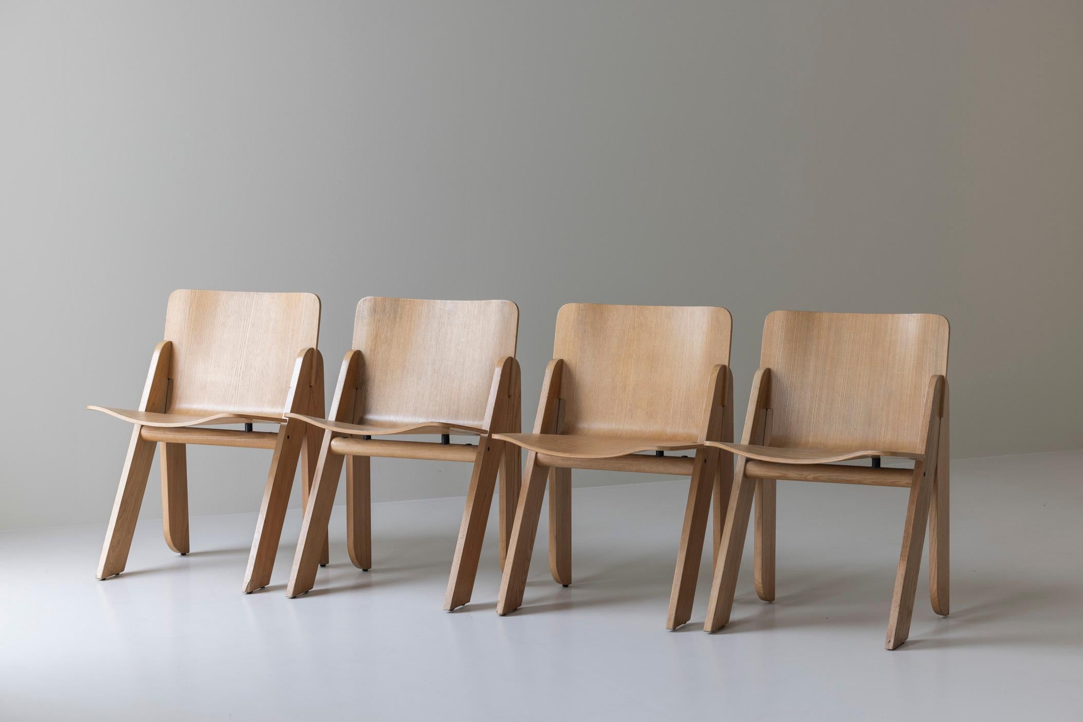 Juego de cuatro sillas de comedor 