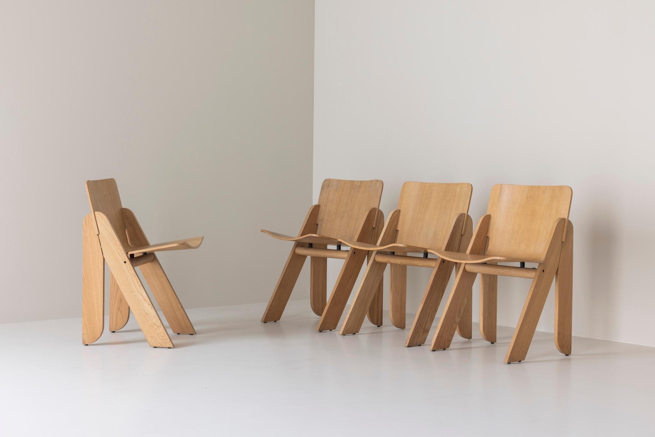 Juego de cuatro sillas de comedor 