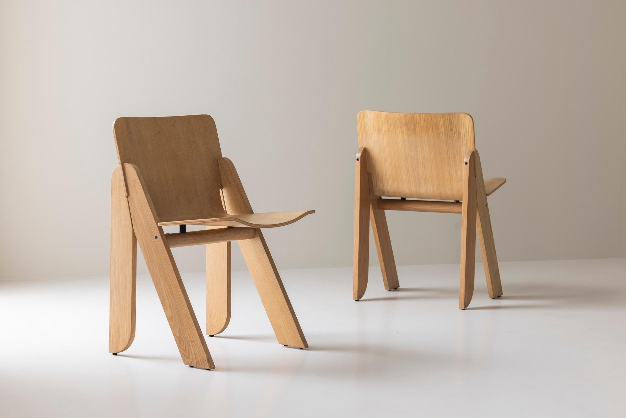 Juego de cuatro sillas de comedor 