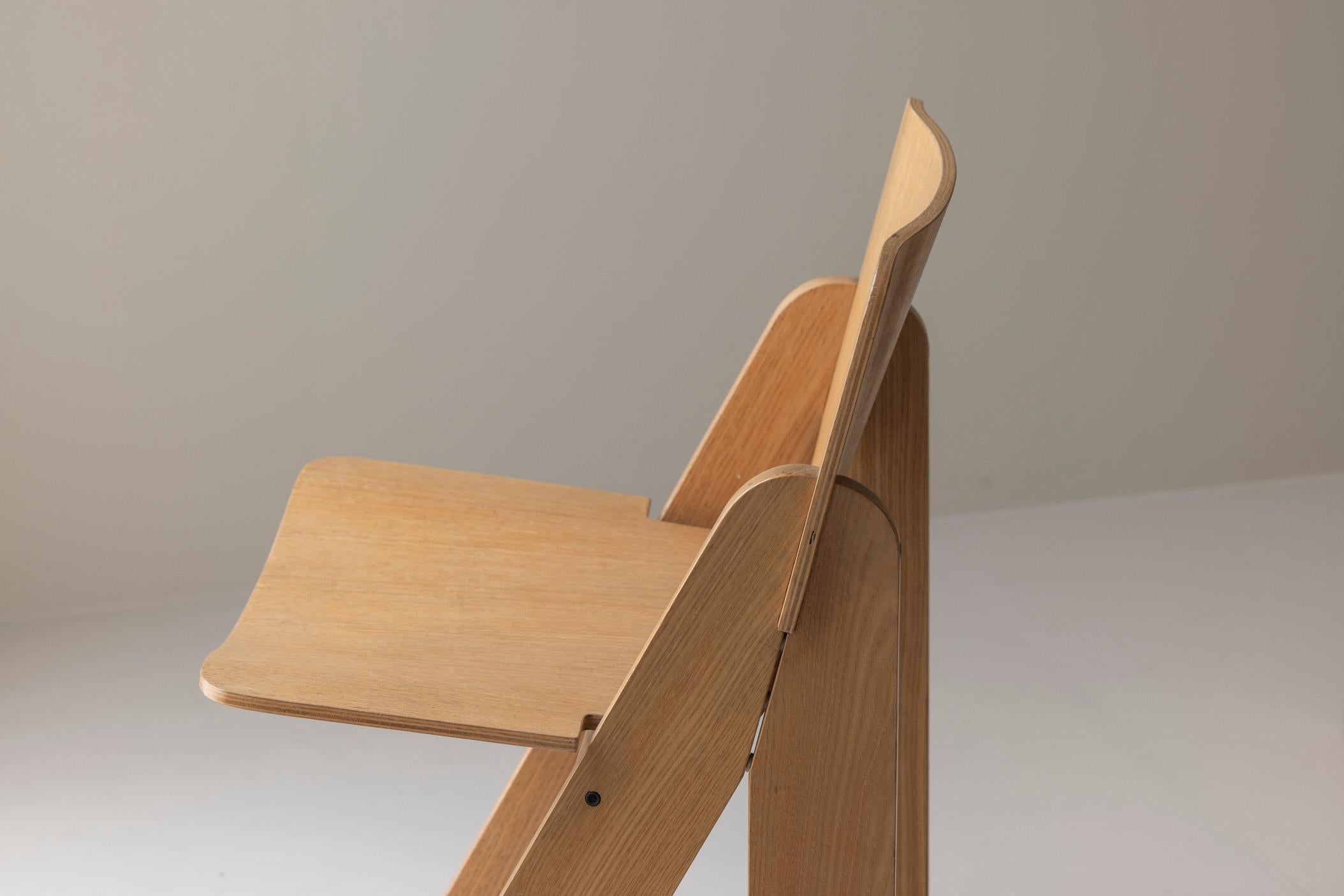 Juego de cuatro sillas de comedor 