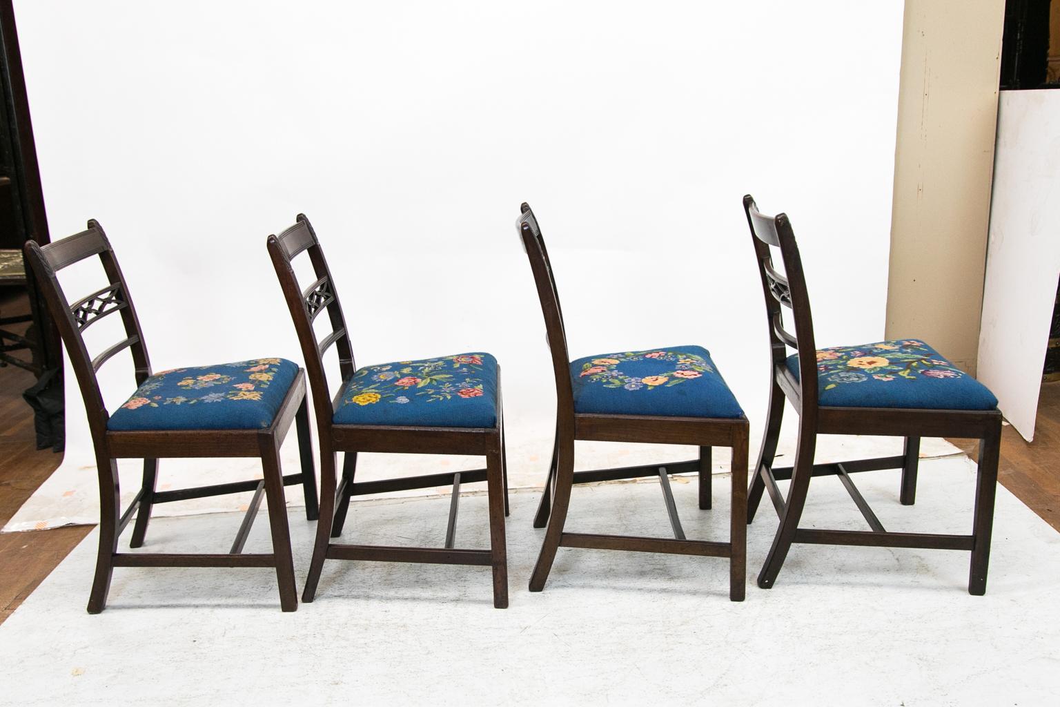 Ensemble de quatre chaises anglaises d'époque Hepplewhite en vente 3