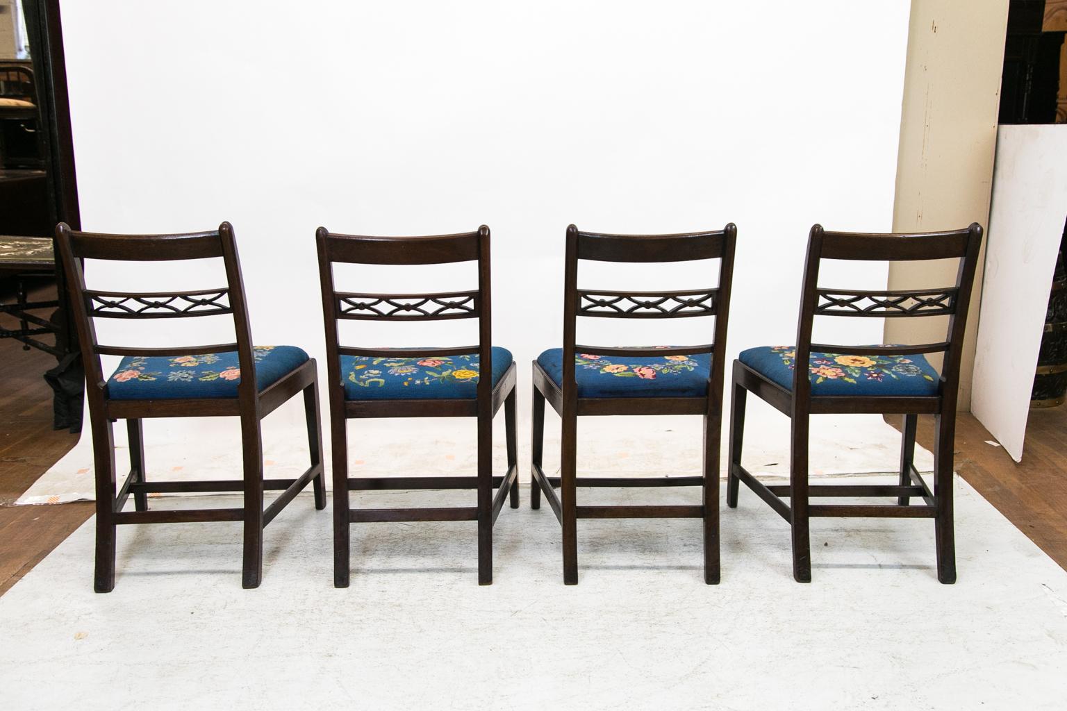 Ensemble de quatre chaises anglaises d'époque Hepplewhite en vente 4