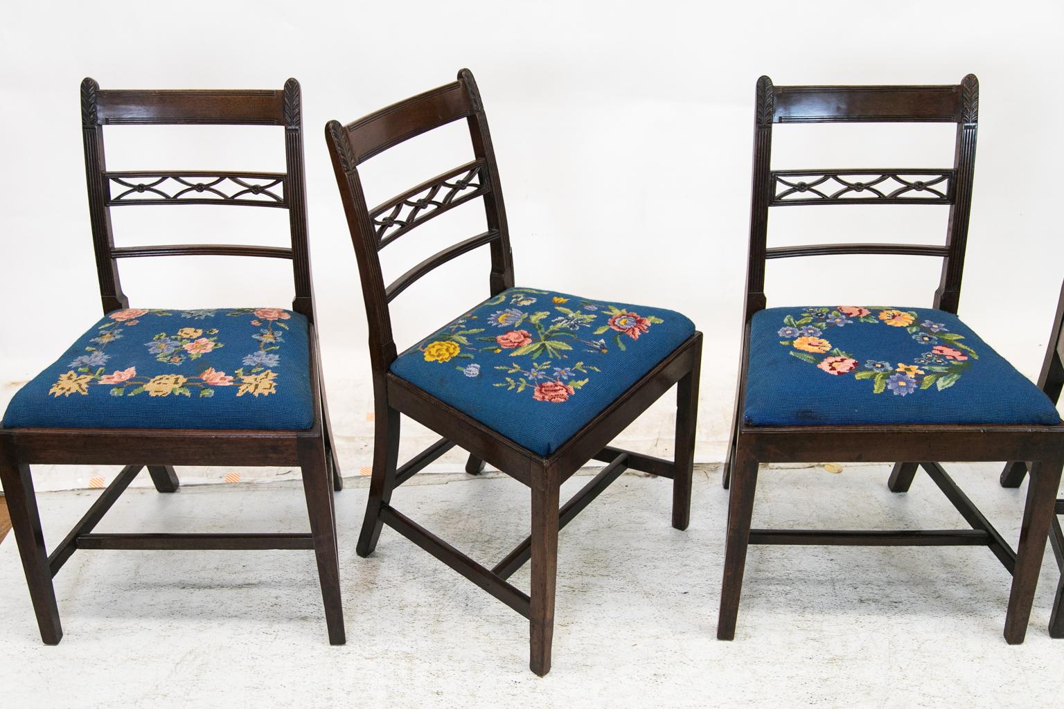 Set of Four Period English Hepplewhite Chairs For Sale 2