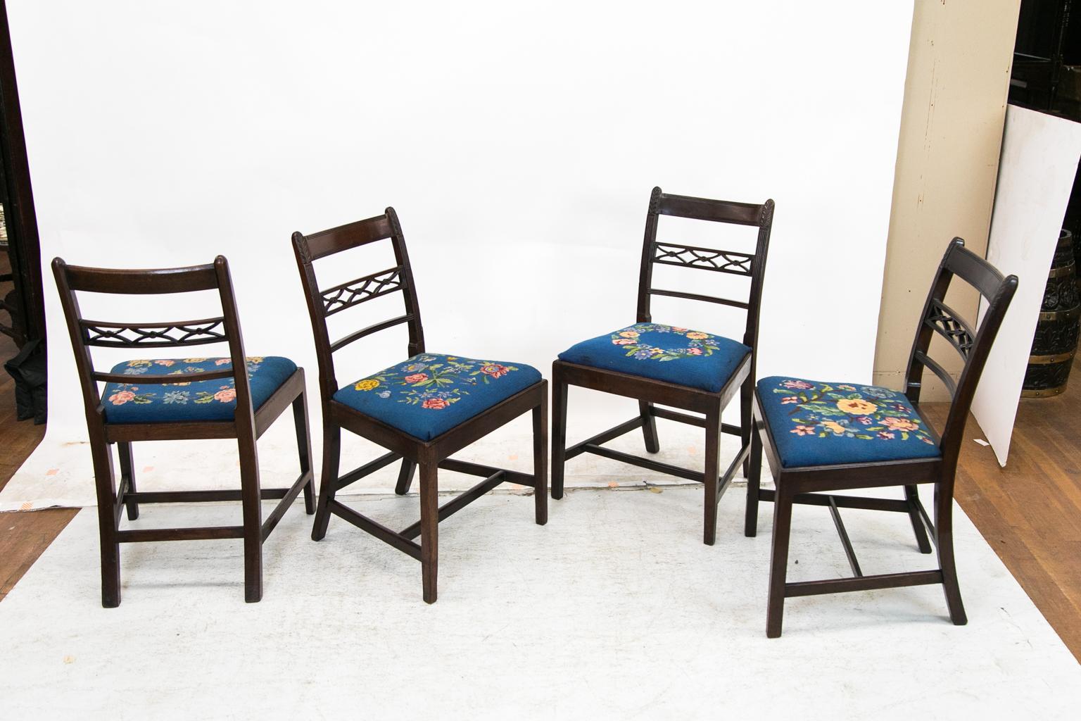 Ensemble de quatre chaises anglaises d'époque Hepplewhite en vente 2