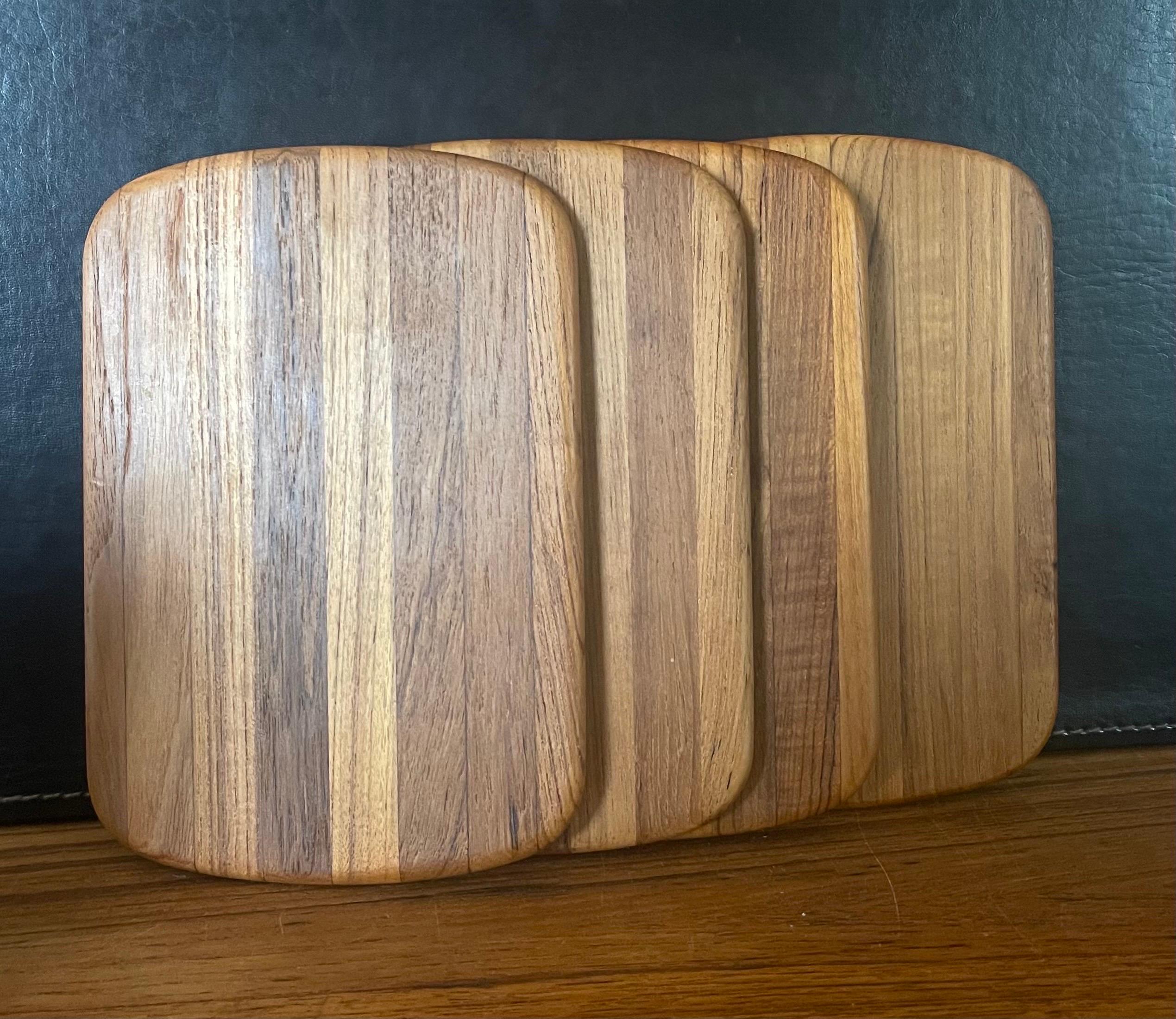 Ensemble de quatre petites planches de découpe de bois de boucherie danoises modernes en teck en vente 2