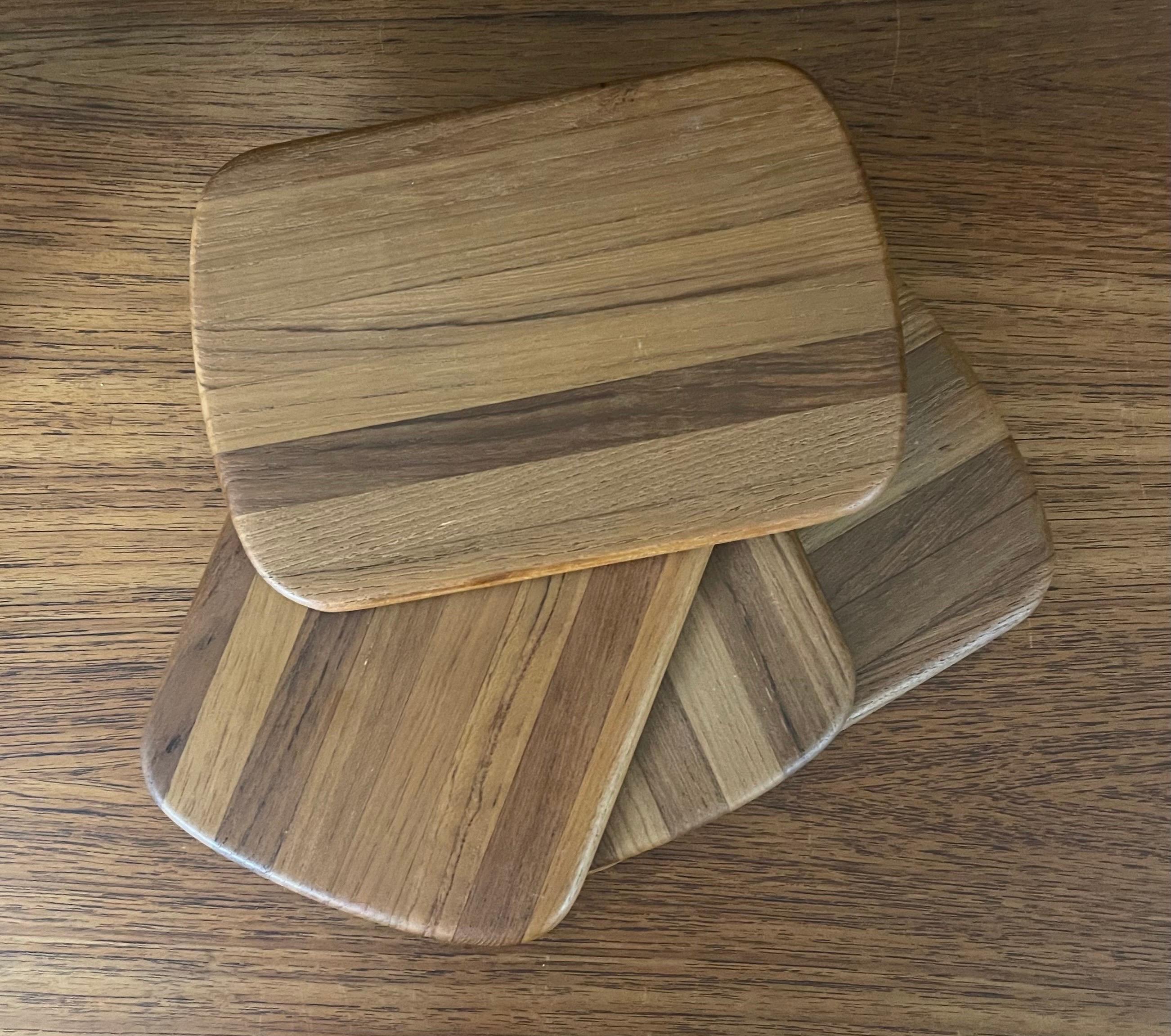 Ensemble de quatre petites planches de découpe de bois de boucherie danoises modernes en teck en vente 5