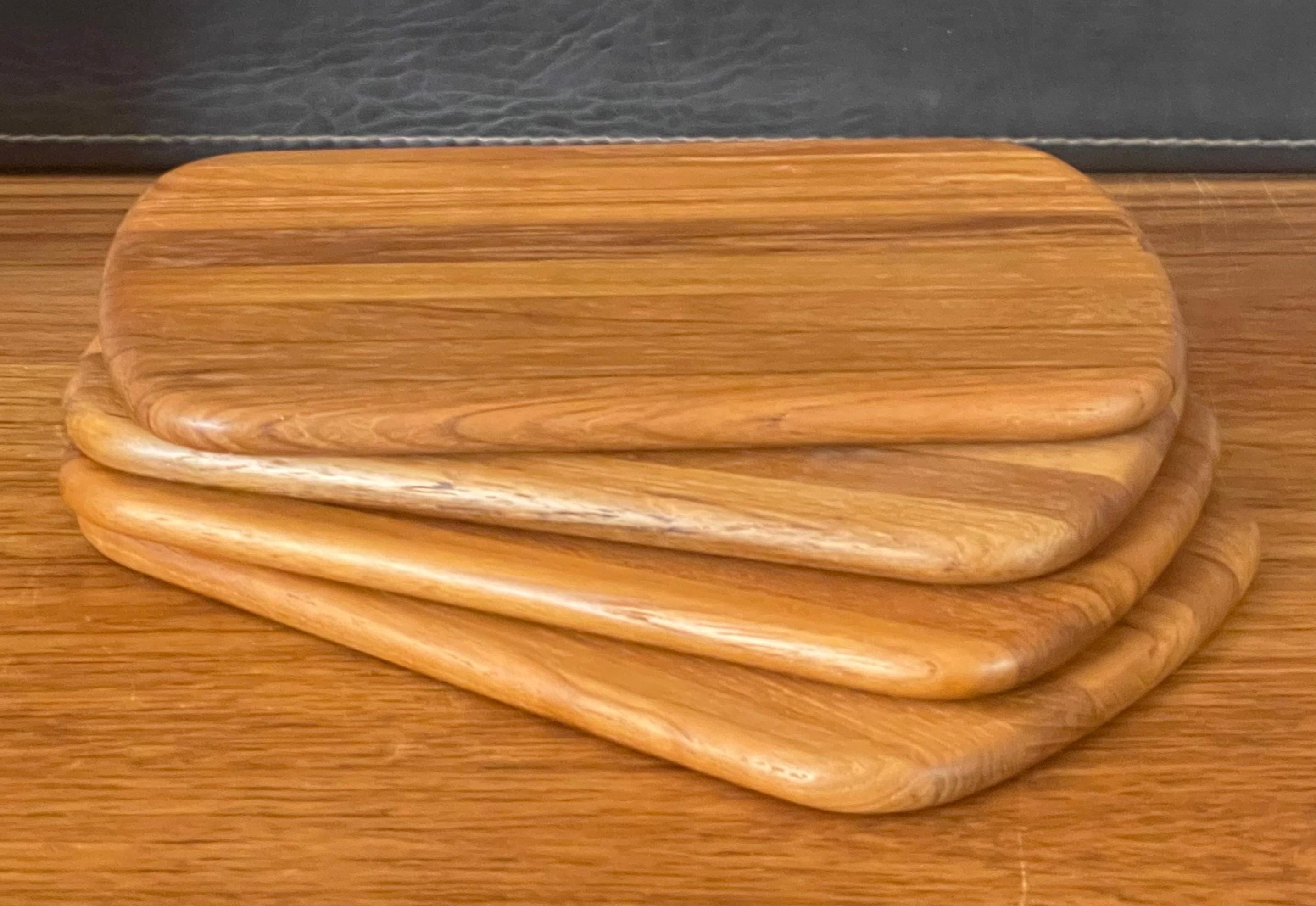 Scandinave moderne Ensemble de quatre petites planches de découpe de bois de boucherie danoises modernes en teck en vente