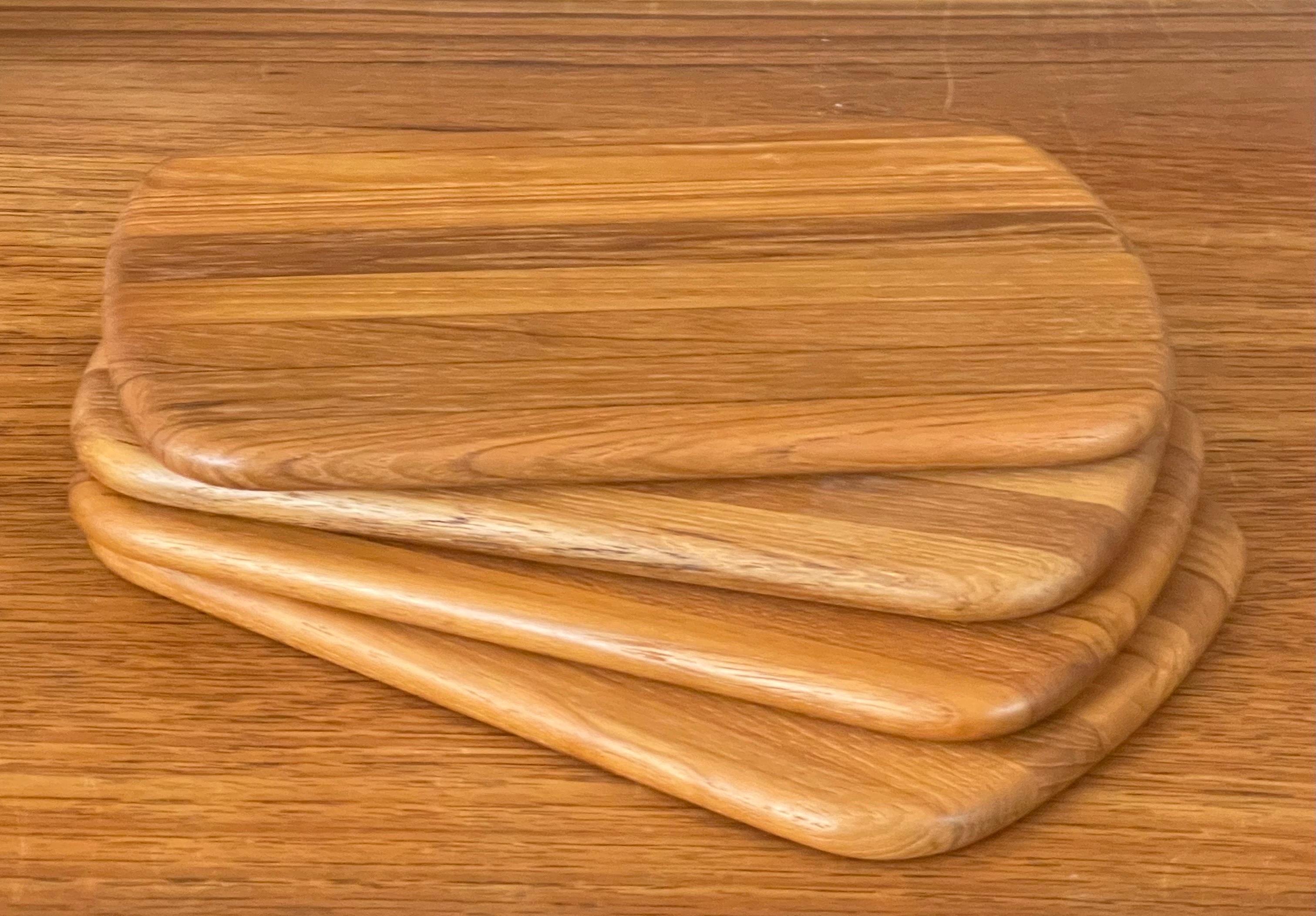 Ensemble de quatre petites planches de découpe de bois de boucherie danoises modernes en teck Bon état - En vente à San Diego, CA