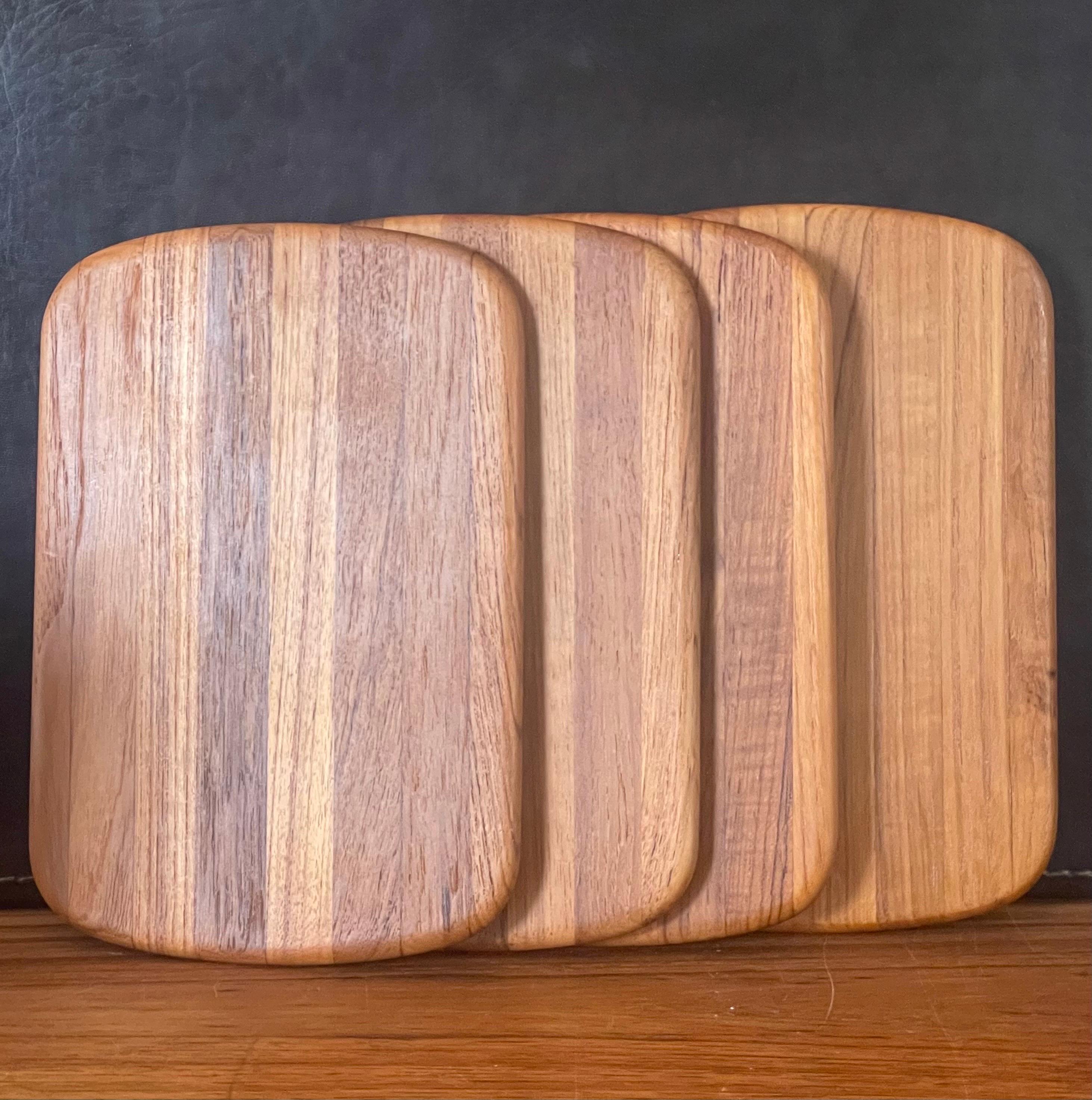 Juego de cuatro tablas de cortar de teca danesa pequeña y moderna en venta 1