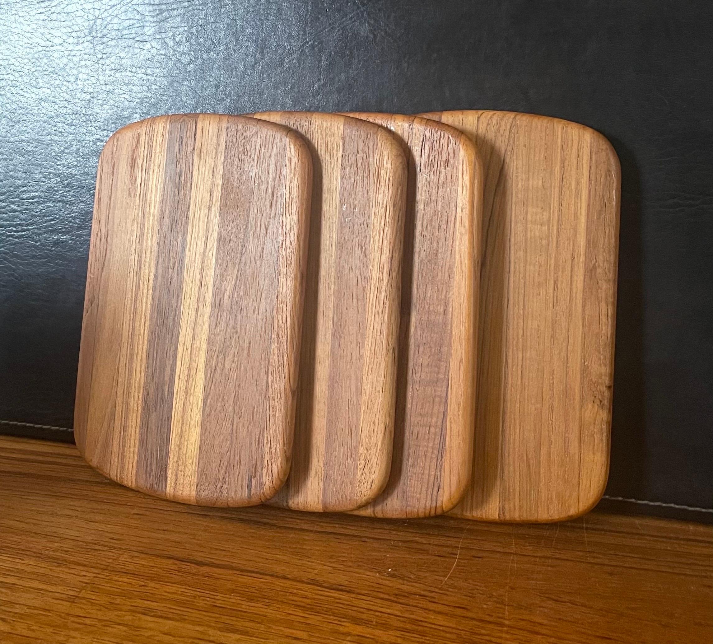 Ensemble de quatre petites planches de découpe de bois de boucherie danoises modernes en teck en vente 1