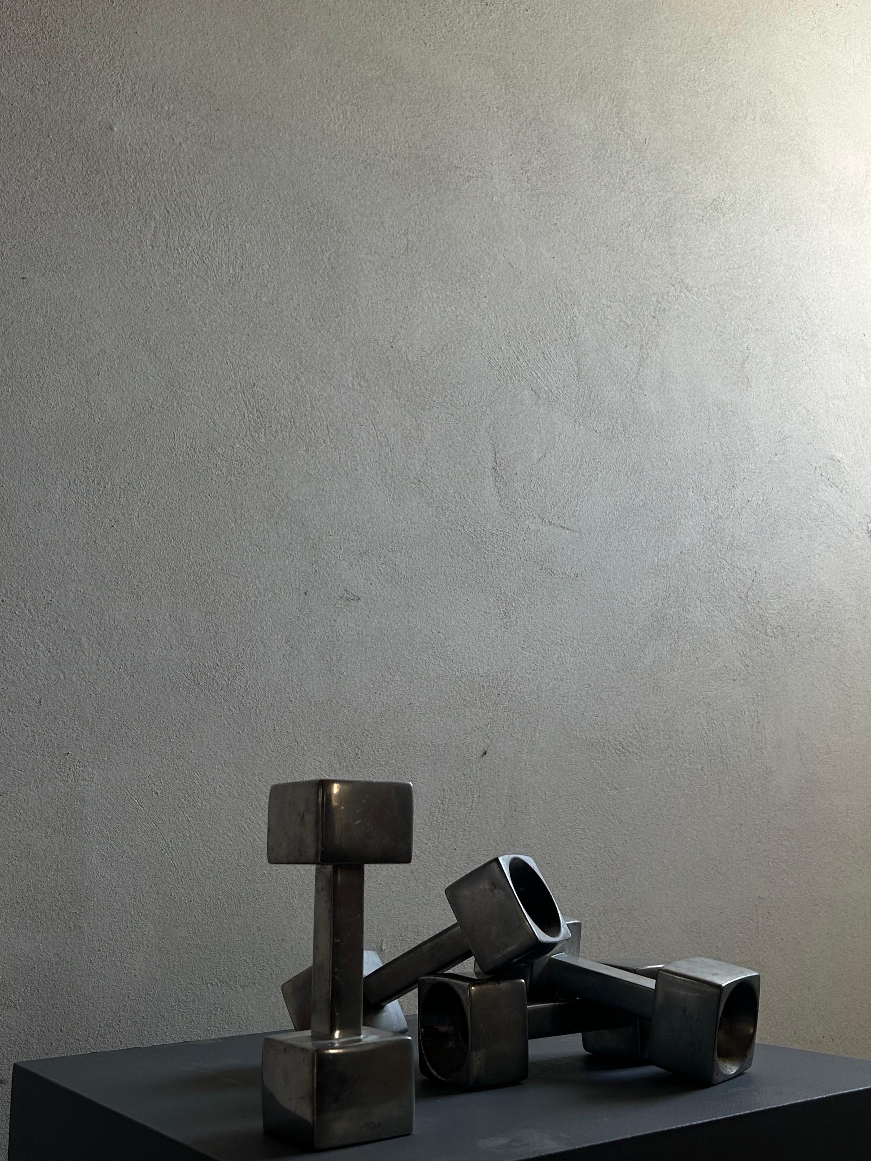Questo raro set di quattro candelieri in peltro è stato progettato dalla designer danese Astrid Fog per Just Andersen negli anni Sessanta. I candelieri sono caratterizzati da una forma distintiva, quasi simile a un peso manuale, con basi e piani