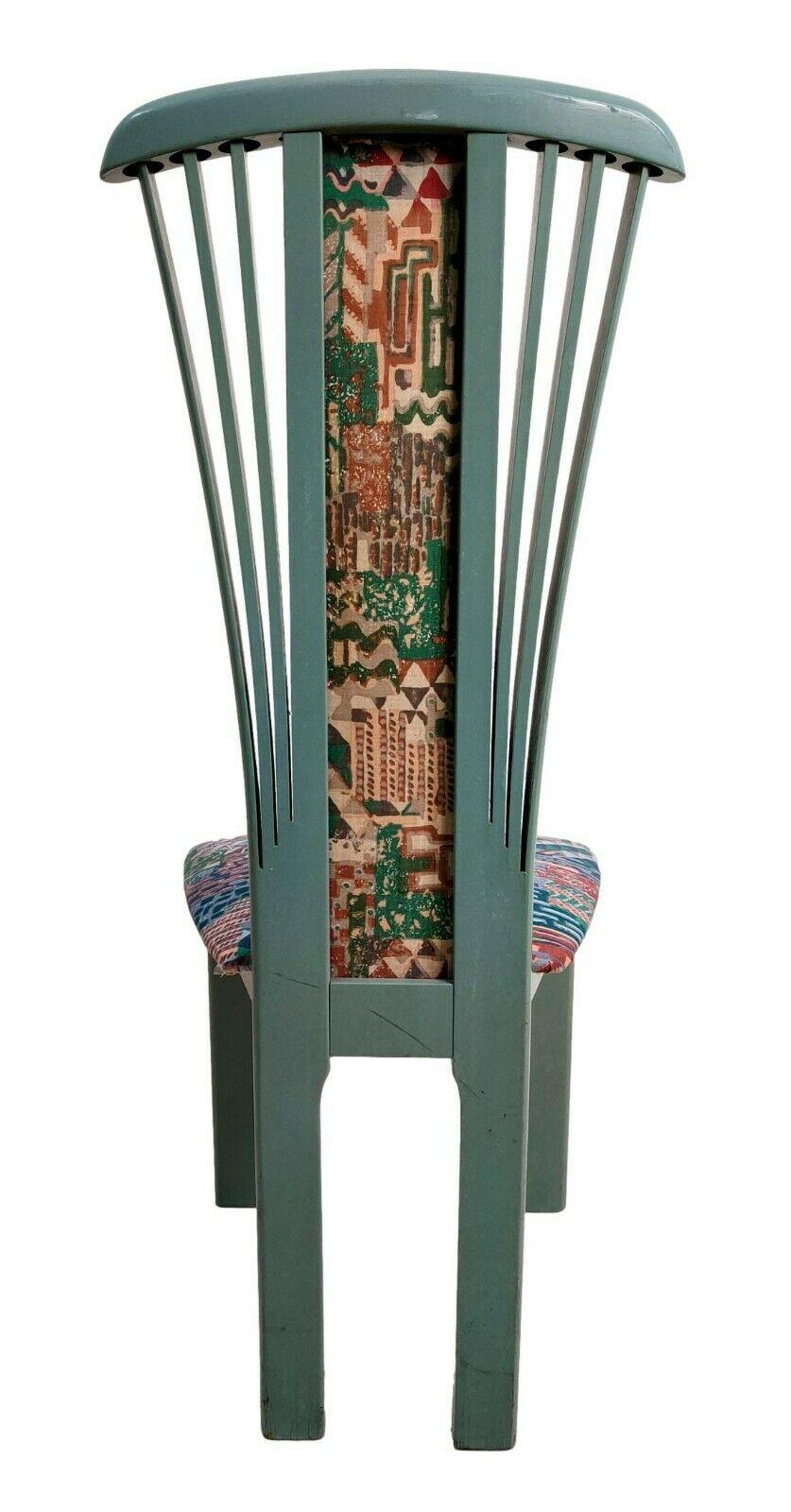 Satz von vier originalen Stühlen aus den 70er Jahren, hergestellt im Stil von Pierre Cardin, ganz aus Holz mit Polsterung auf dem Sitz und Rücken

Avionblaue Farbe, polychromer Stoff.

Sie messen 110 cm in der Höhe, 47 cm in der Breite und 50 cm
