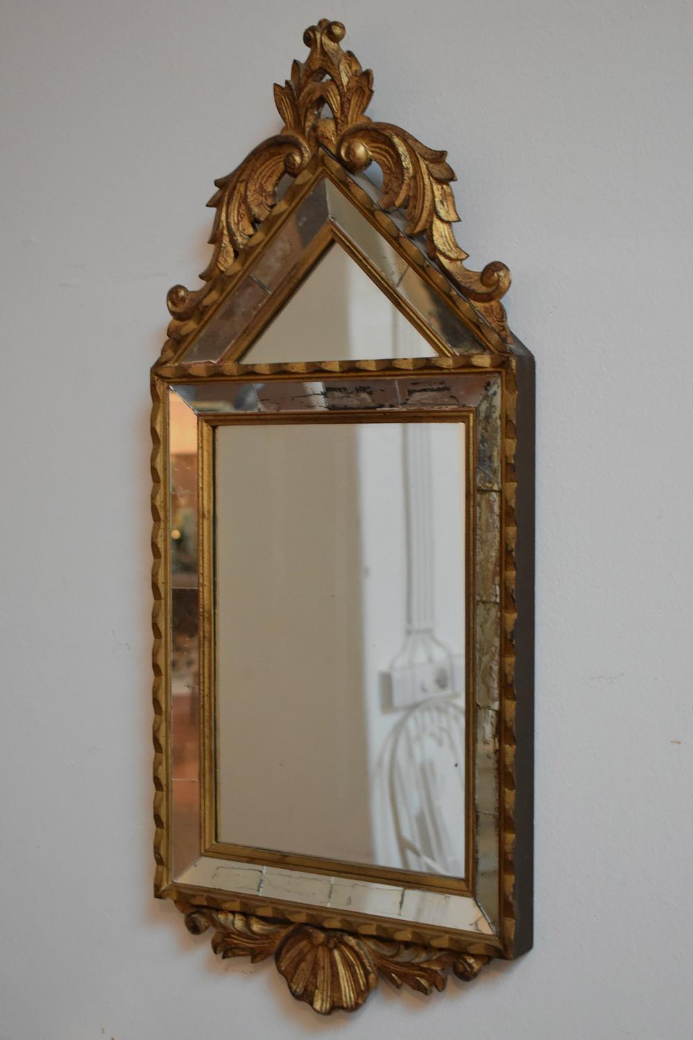 Set di 4 specchietti con frontone piramidale in legno e stucco dorato decorato con foglie d'acanto e conchiglia nella parte inferiore, Pierre Dariel, dit Dolt. Francia, anni '40.