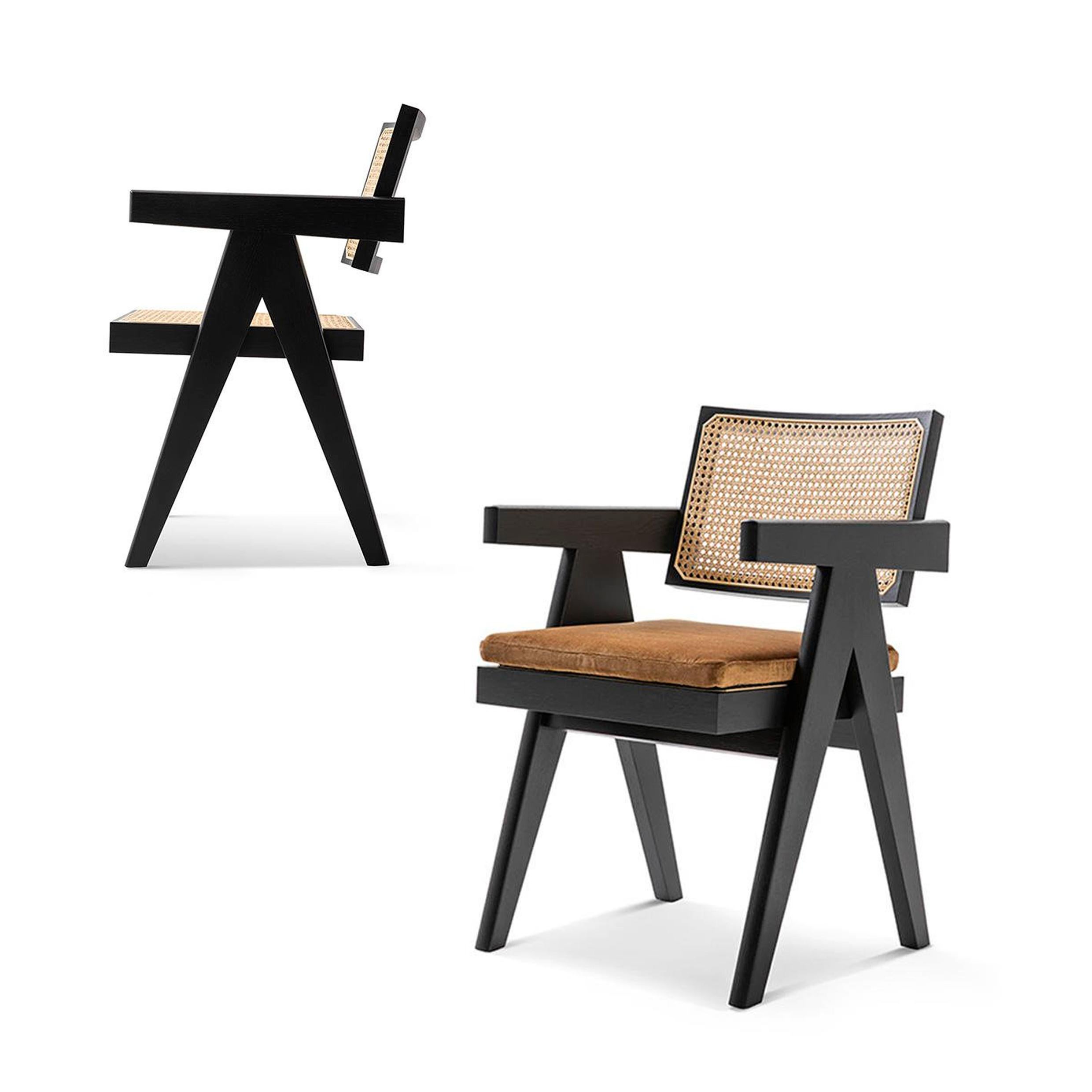 Chaise conçue par Pierre Jeanneret vers 1950, relancée en 2019.
Fabriqué par Cassina en Italie.

Cette chaise est l'une des plus reconnaissables du complexe du Capitole de Chandigarh, que l'on retrouve dans tous les bureaux du secrétariat. Les