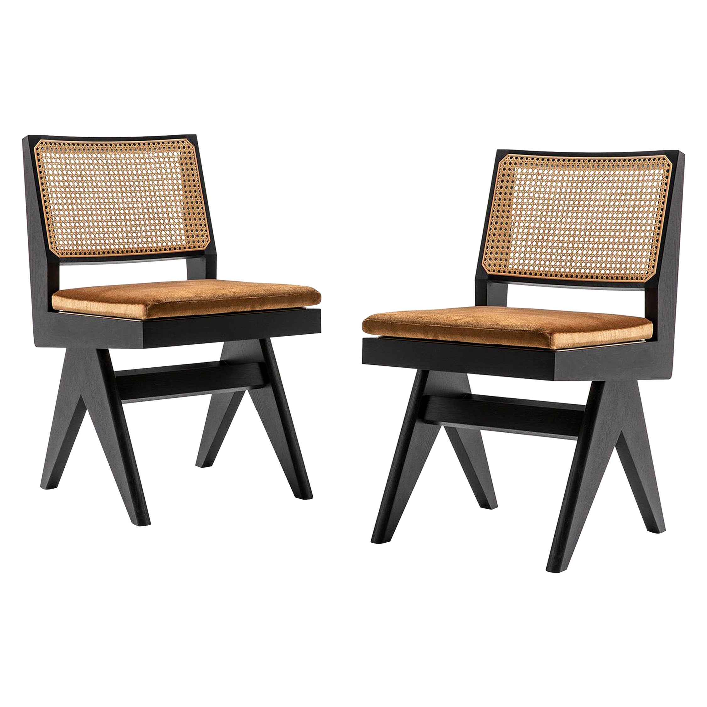 Set aus vier Stühlen, Modell 055, entworfen von Pierre Jeanneret um 1950, neu aufgelegt im Jahr 2019.
Hergestellt von Cassina in Italien.

Dieser Stuhl ist einer der bekanntesten im Capitol Complex von Chandigarh, der überall in den Büros des