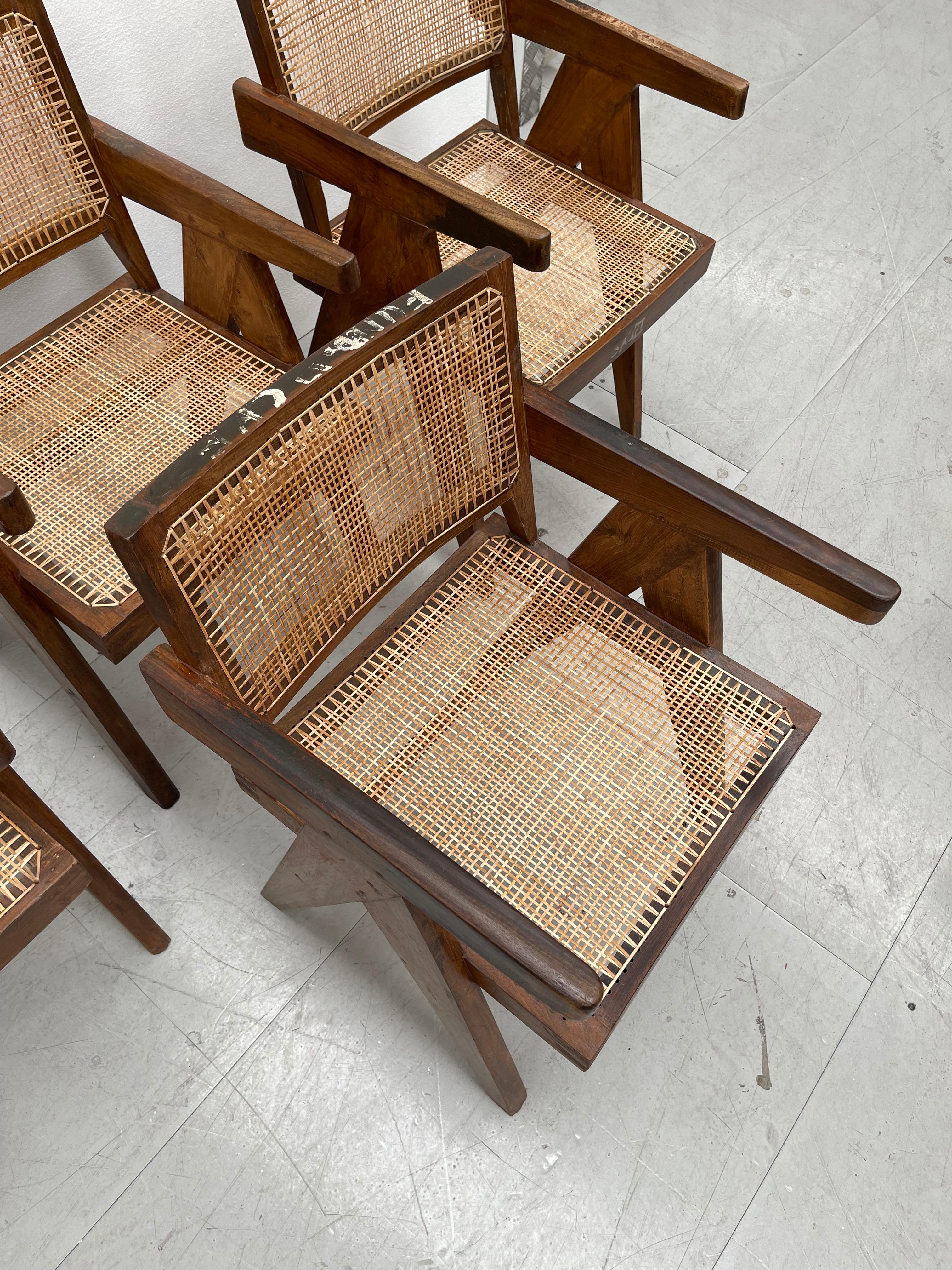 Mid-Century Modern Ensemble de quatre chaises de bureau Pierre Jeanneret avec de rares marques de pochoir en vente