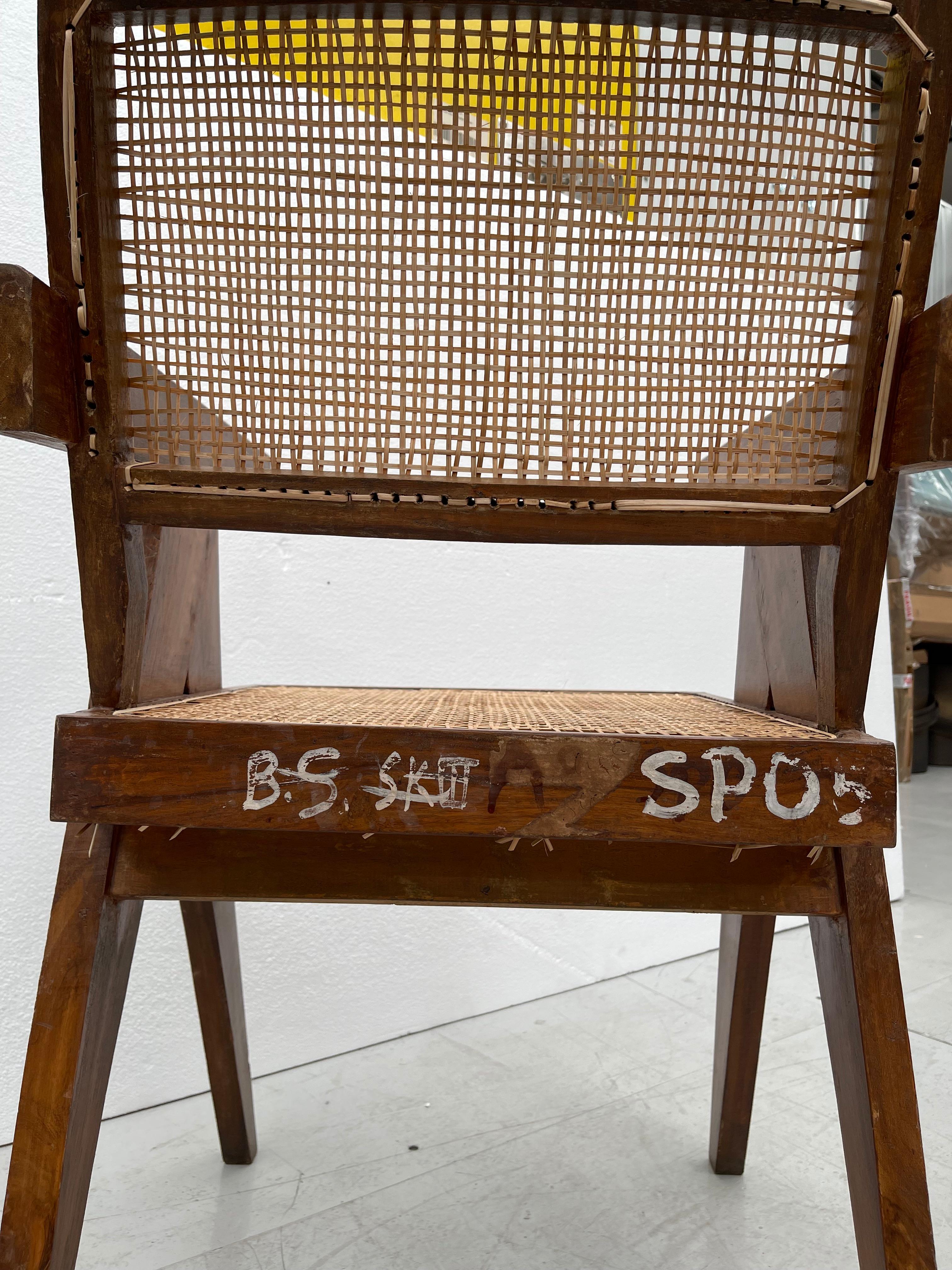 Ensemble de quatre chaises de bureau Pierre Jeanneret avec de rares marques de pochoir Bon état - En vente à Soho, London, GB