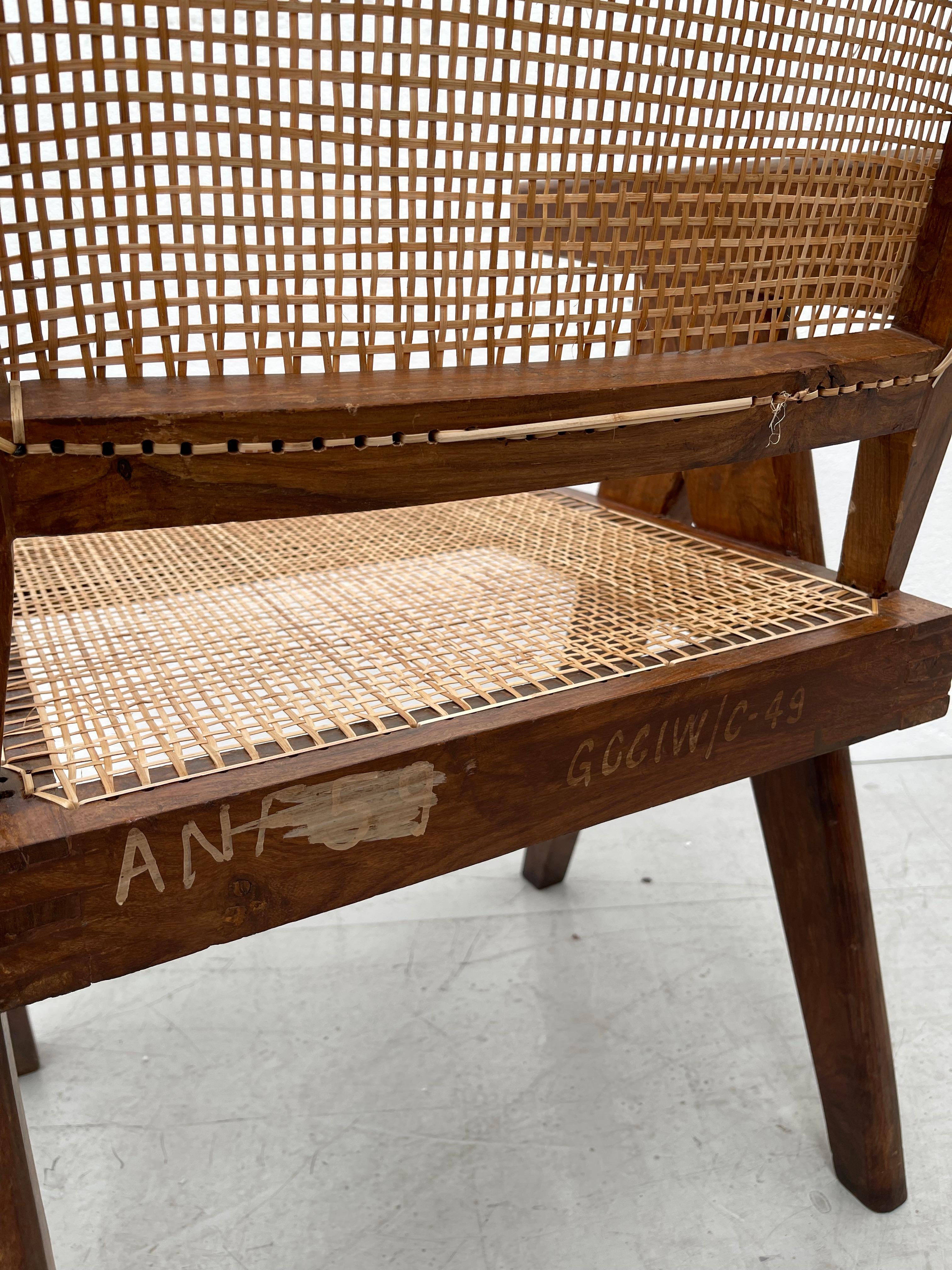20ième siècle Ensemble de quatre chaises de bureau Pierre Jeanneret avec de rares marques de pochoir en vente