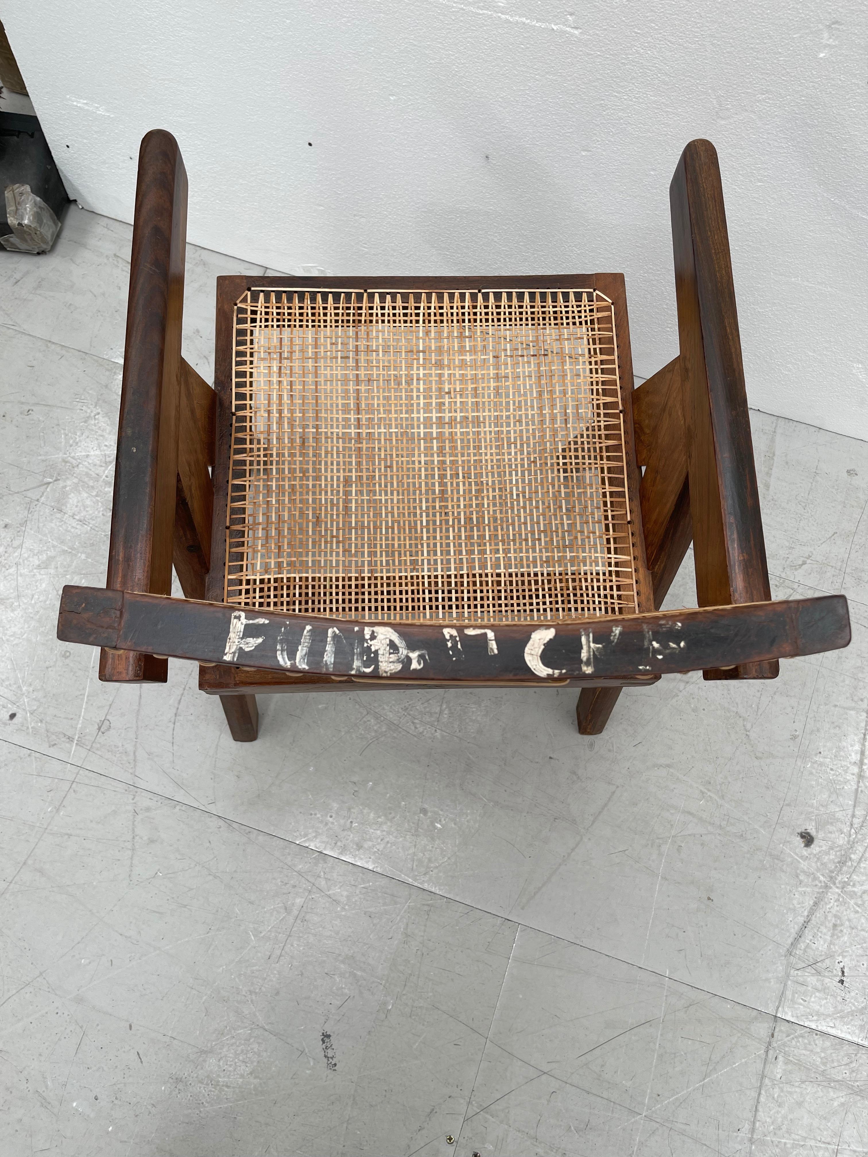 Teck Ensemble de quatre chaises de bureau Pierre Jeanneret avec de rares marques de pochoir en vente