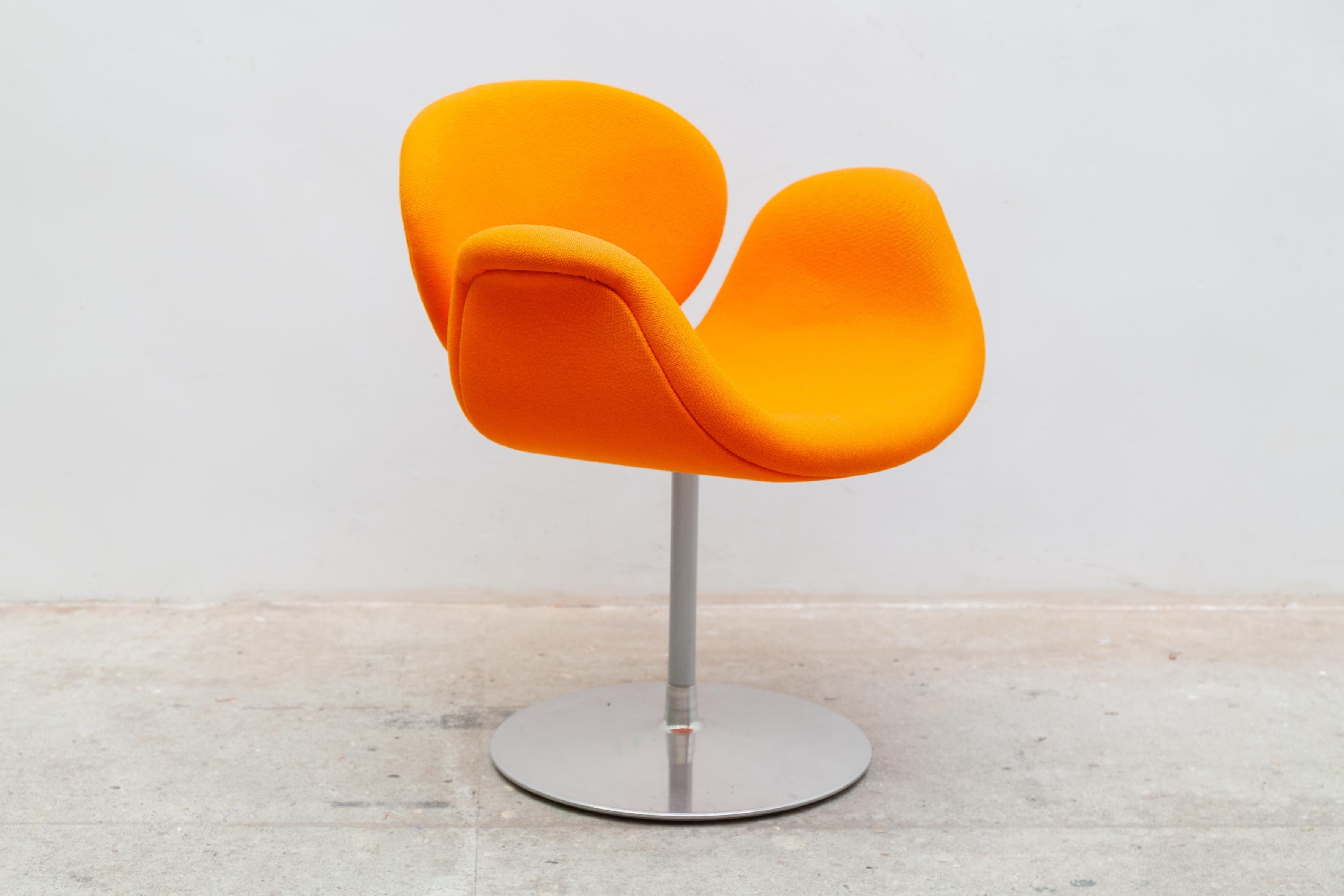Great Luxury swivel chairs of Pierre Paulin. the Tulip chair has an inviting appearance for a relaxed sitting with a nice intens orange in original condition.
The Artifort Tulip lounge chair was designed by Pierre Paulin with a chrome base.