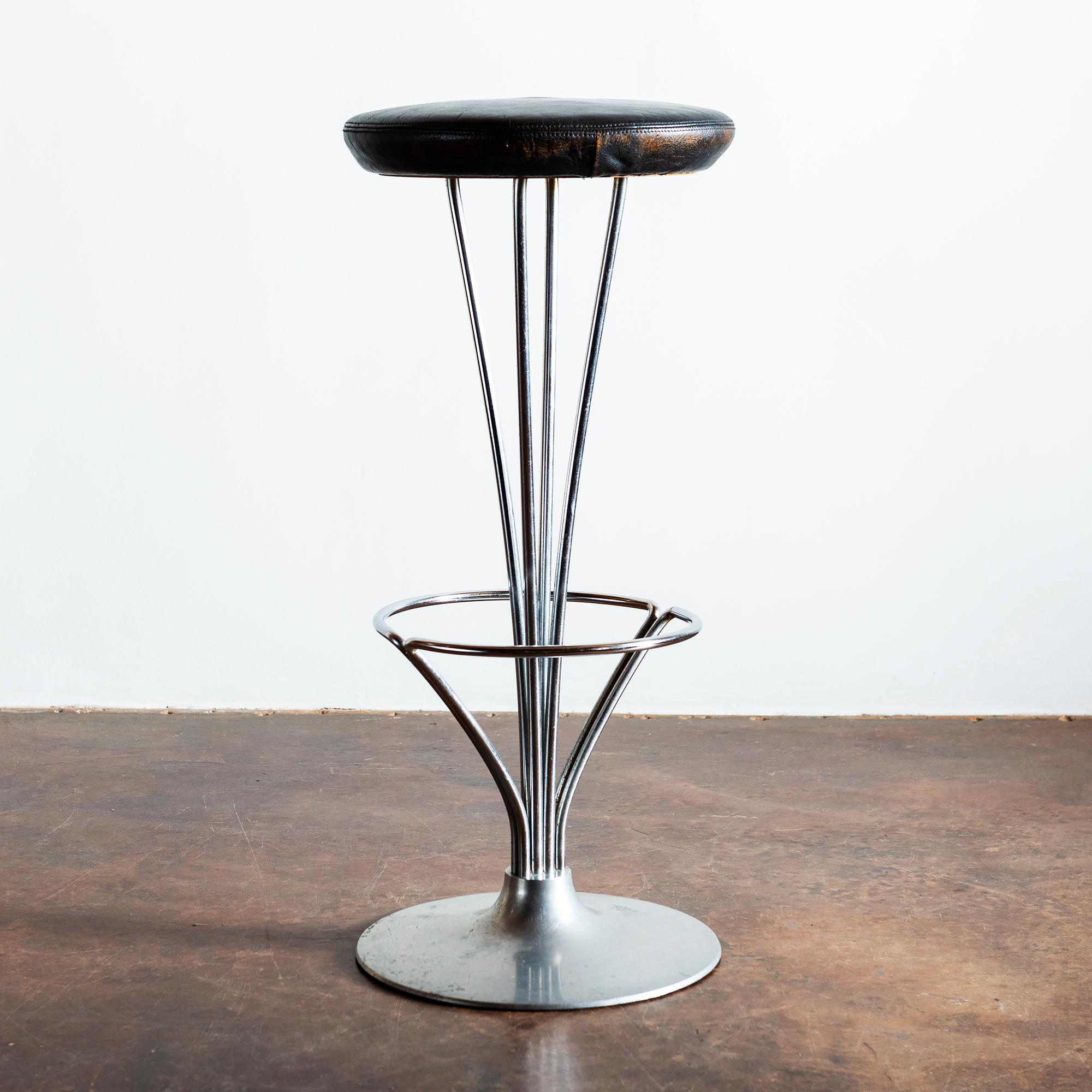 Four Piet Hein bar stools with chromed steel frames and aluminum bases, seats in black leather. Manufactured by Fritz Hansen, 1960s, Denmark.