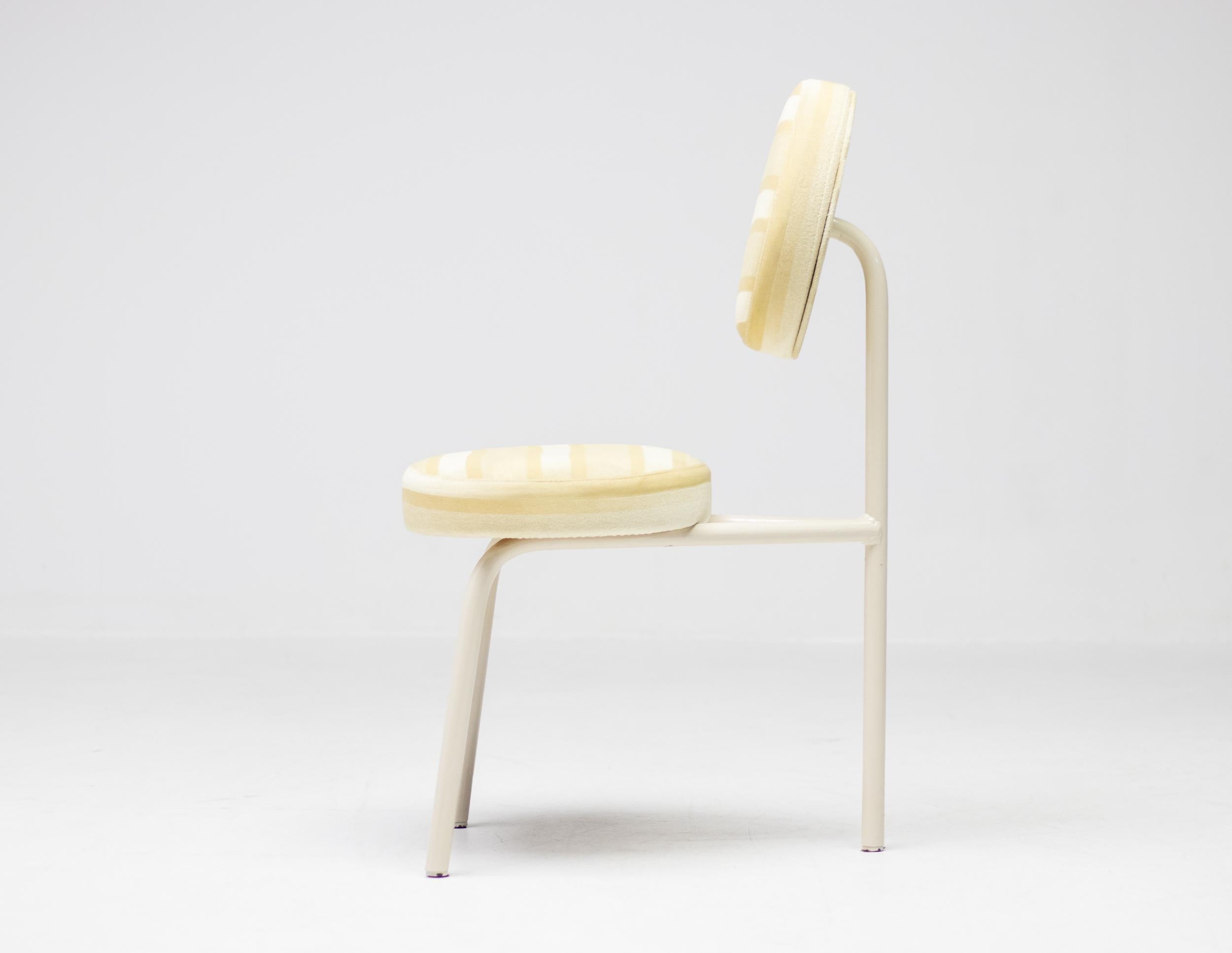 Rare ensemble de 4 chaises spécialement réalisées par le designer néerlandais Piet Hein Eek en très petite quantité pour un bar à champagne à Amsterdam, Pays-Bas. Le tissu d'origine est encore en parfait état.

Piet Hein Eek est né aux Pays-Bas en
