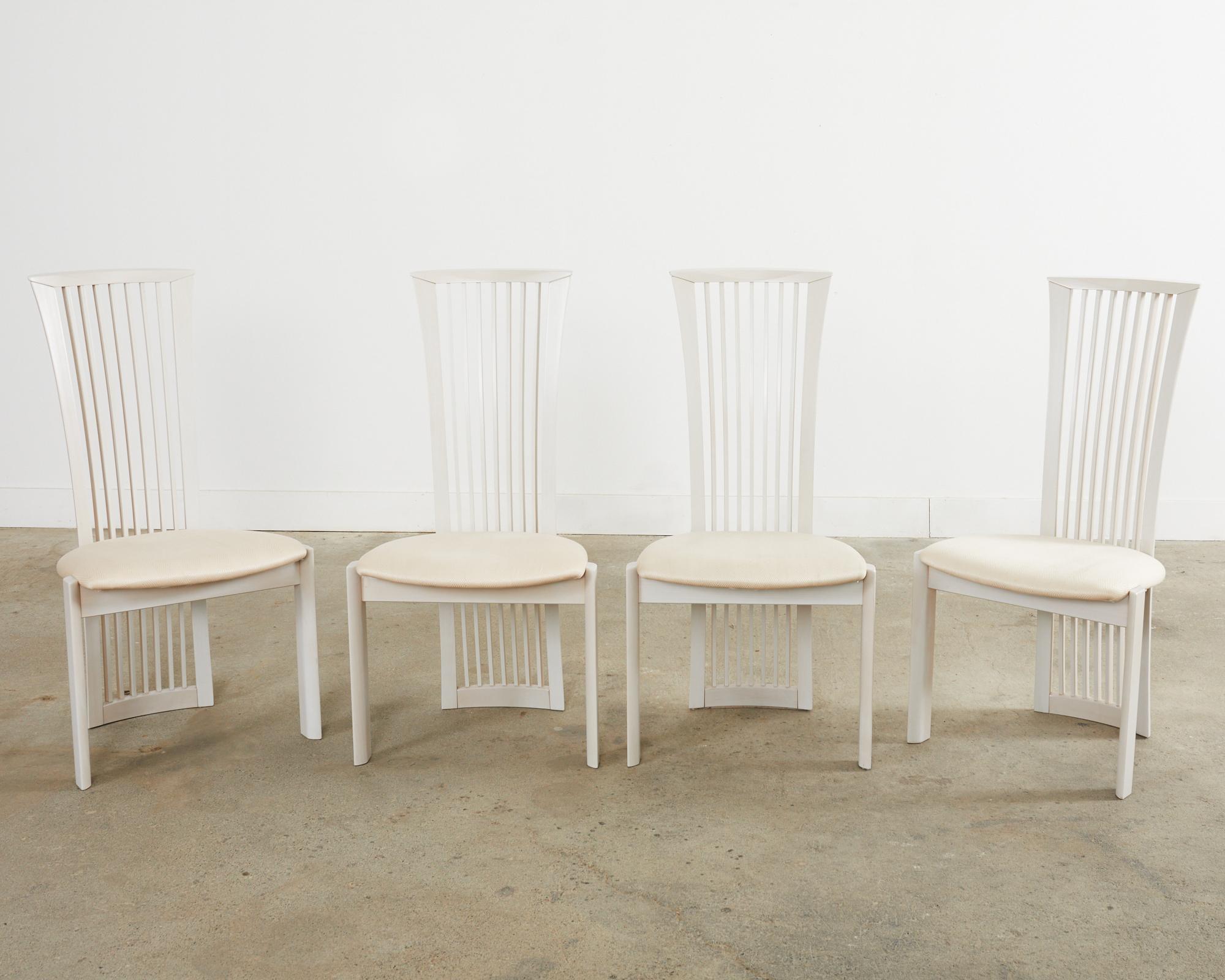 Satz von vier postmodernen Austernlackierten Esszimmerstühlen von Pietro Costantini (Postmoderne) im Angebot