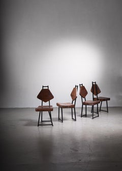 Ensemble de quatre chaises en pin et en fer, France, années 1950