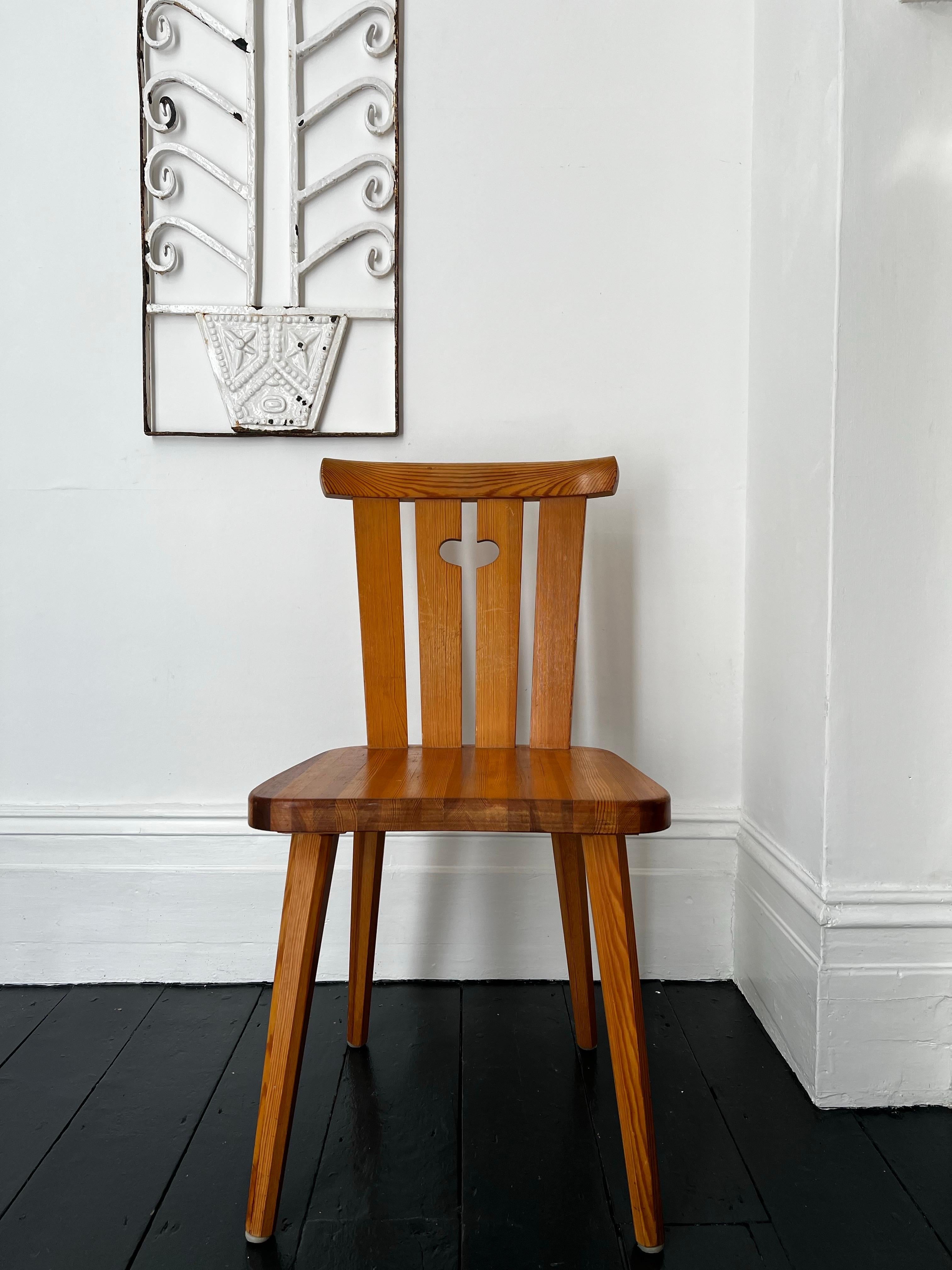 Ensemble de quatre chaises en pin par Göran Malmvall, Suède en vente 3