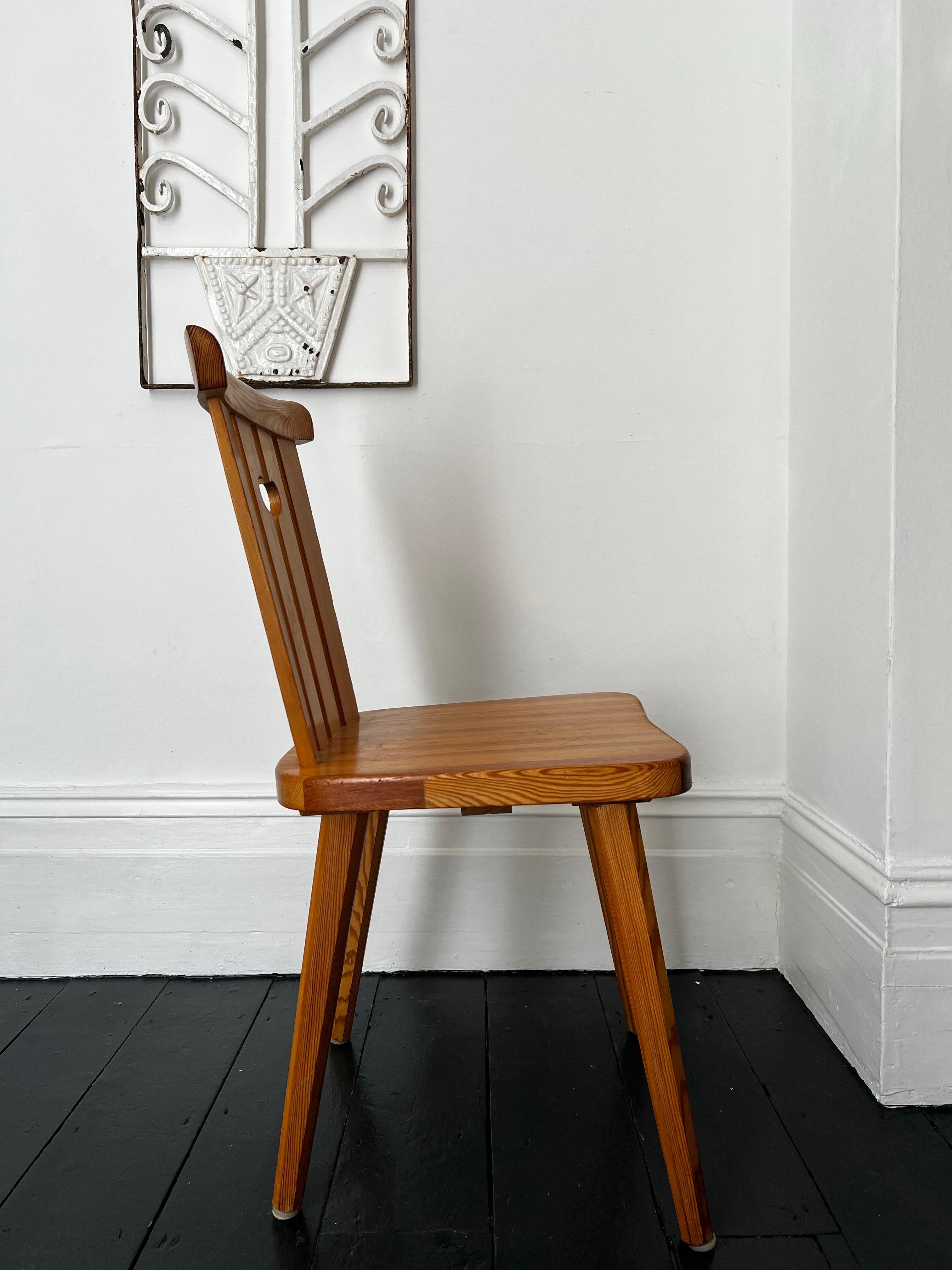 Ensemble de quatre chaises en pin par Göran Malmvall, Suède en vente 5