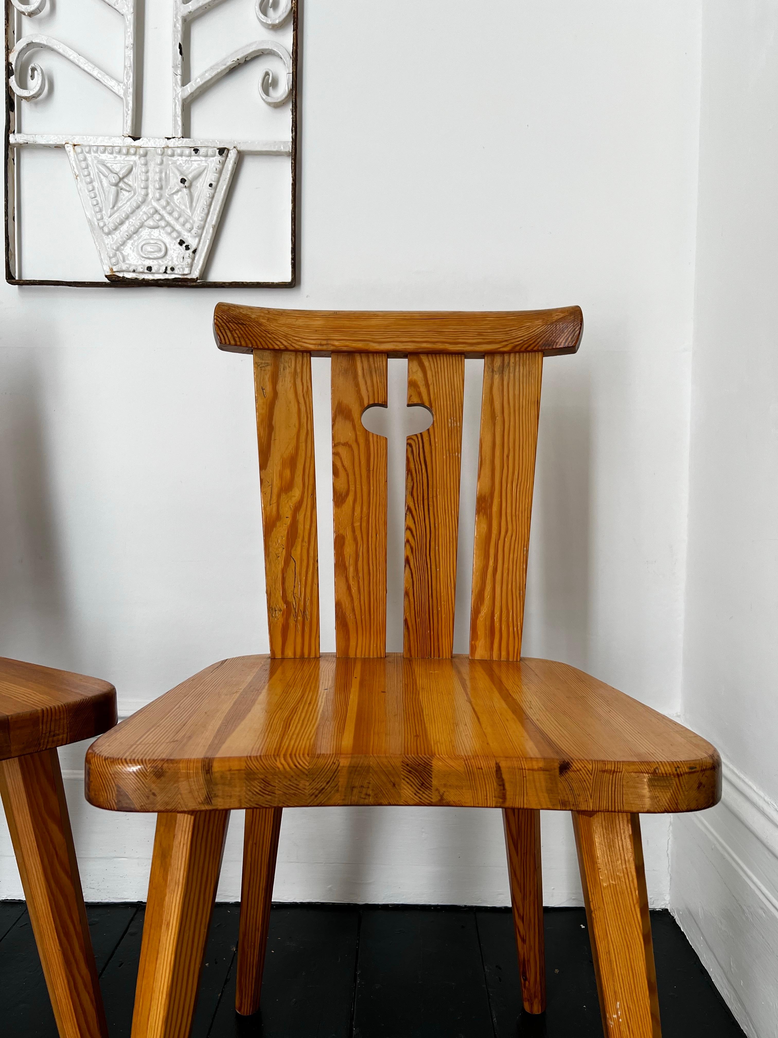 Ensemble de quatre chaises en pin par Göran Malmvall, Suède en vente 6