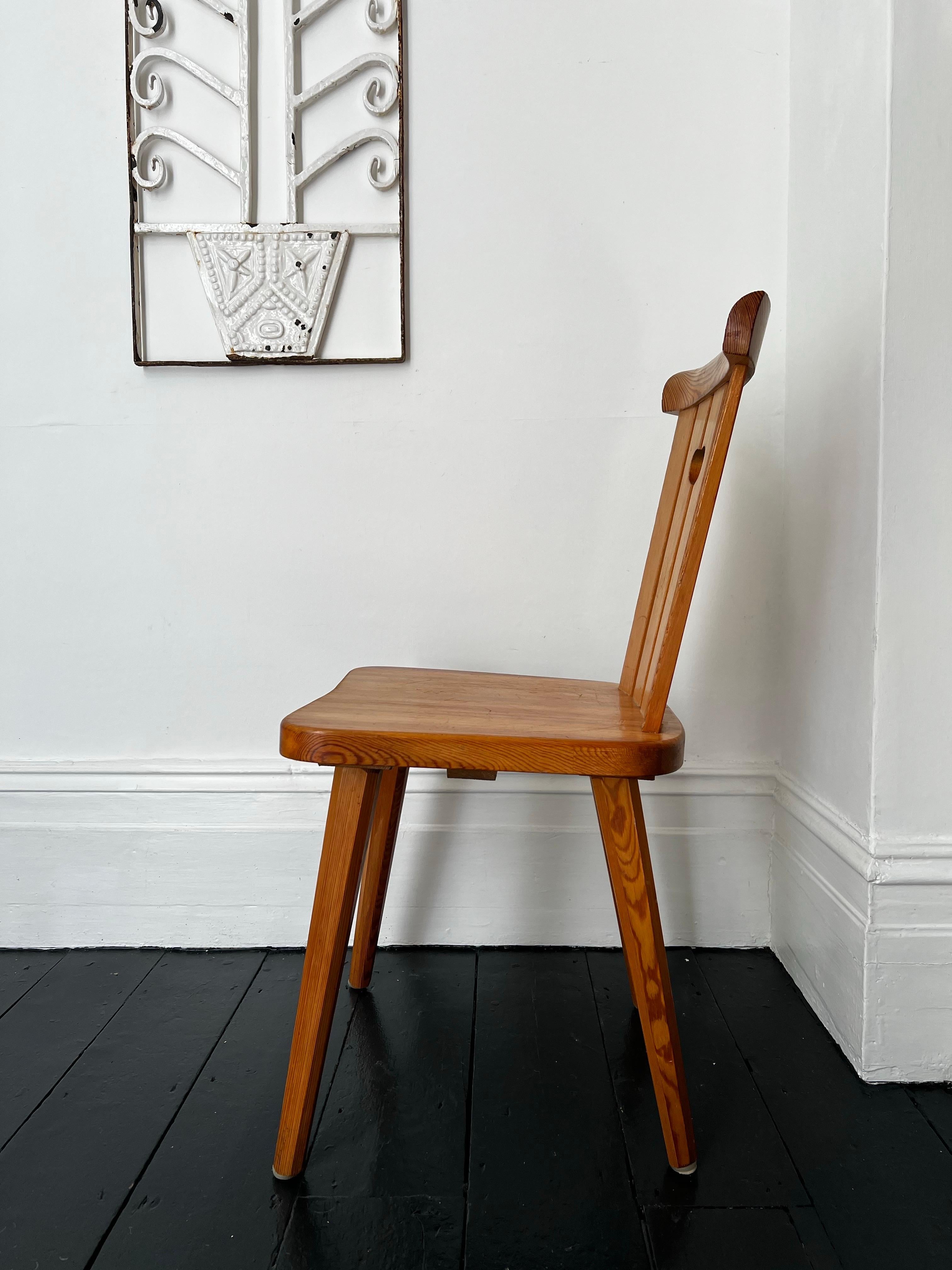 Ensemble de quatre chaises en pin par Göran Malmvall, Suède en vente 7