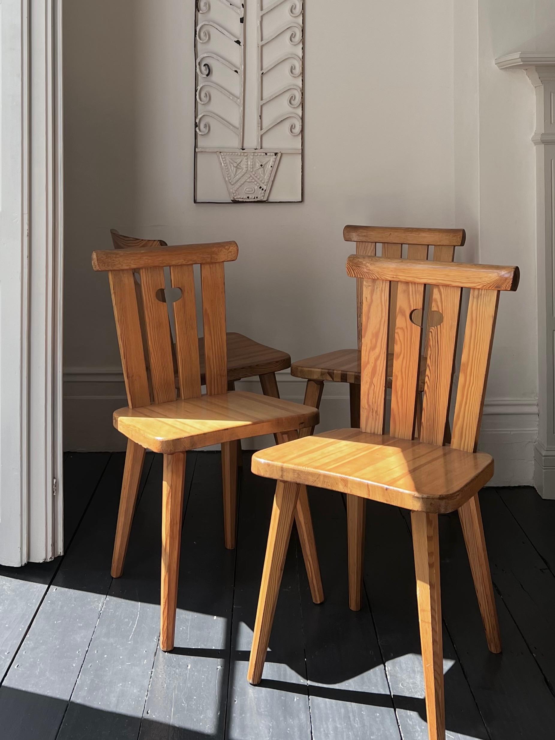 Ensemble de quatre chaises en pin par Göran Malmvall, Suède en vente 9
