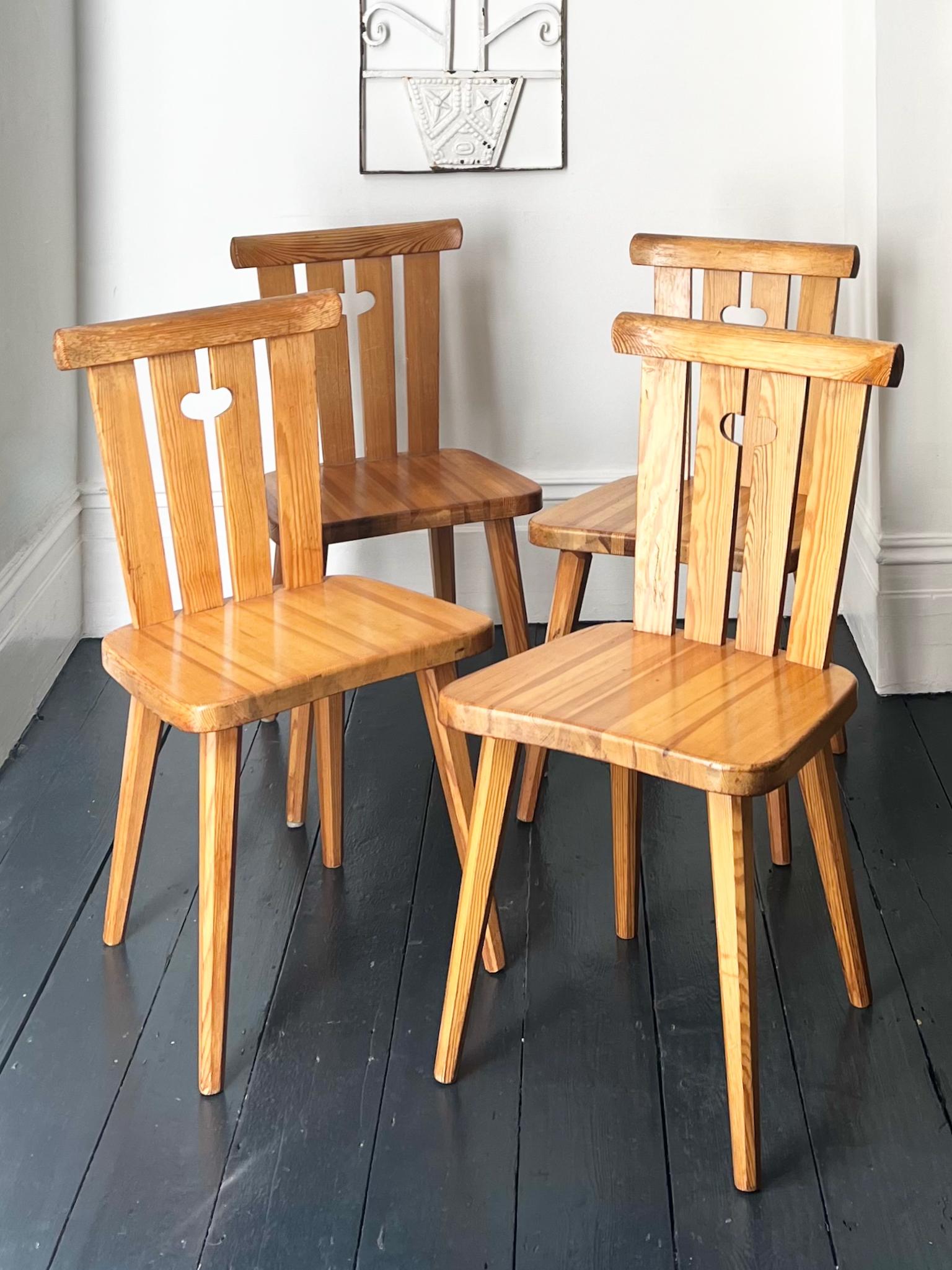 Un ensemble de quatre chaises simples en pin de Goran Malvall, Suède.

Les chaises ont un design agréable avec une poignée de main découpée dans les montants arrière, et beaucoup de patine que nous avons laissée telle qu'elle a été trouvée. Toutes