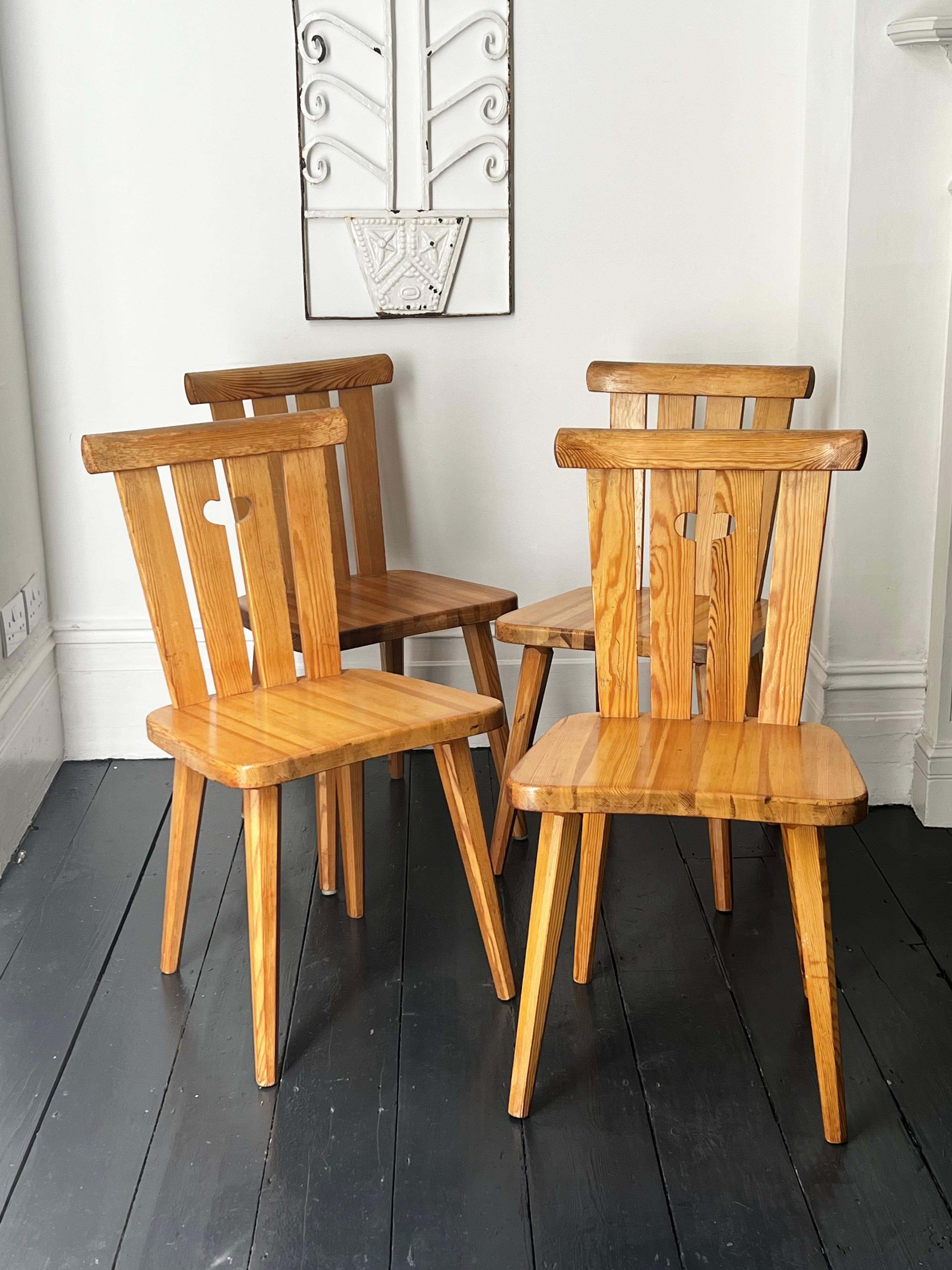 Scandinave moderne Ensemble de quatre chaises en pin par Göran Malmvall, Suède en vente