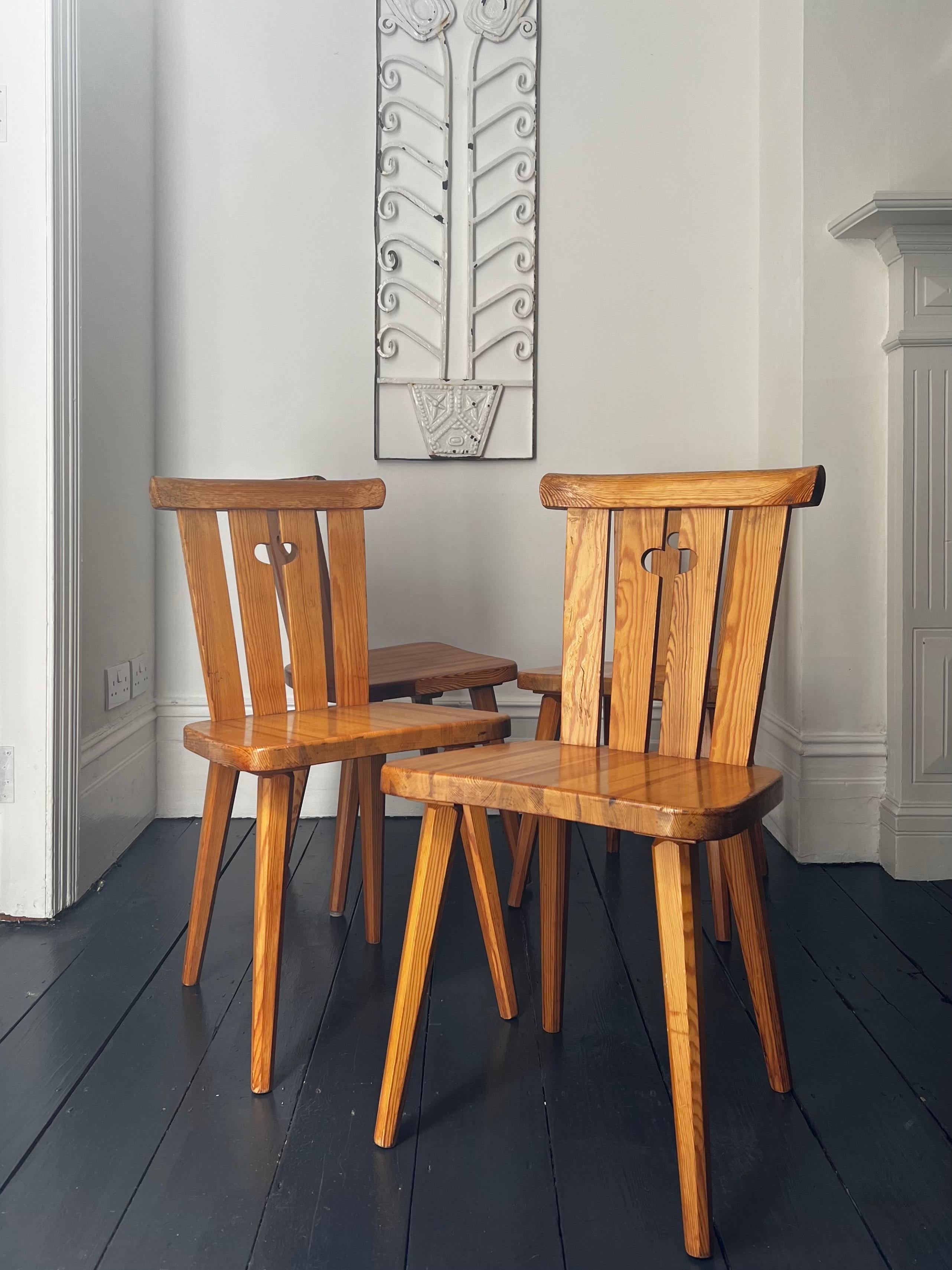 Suédois Ensemble de quatre chaises en pin par Göran Malmvall, Suède en vente