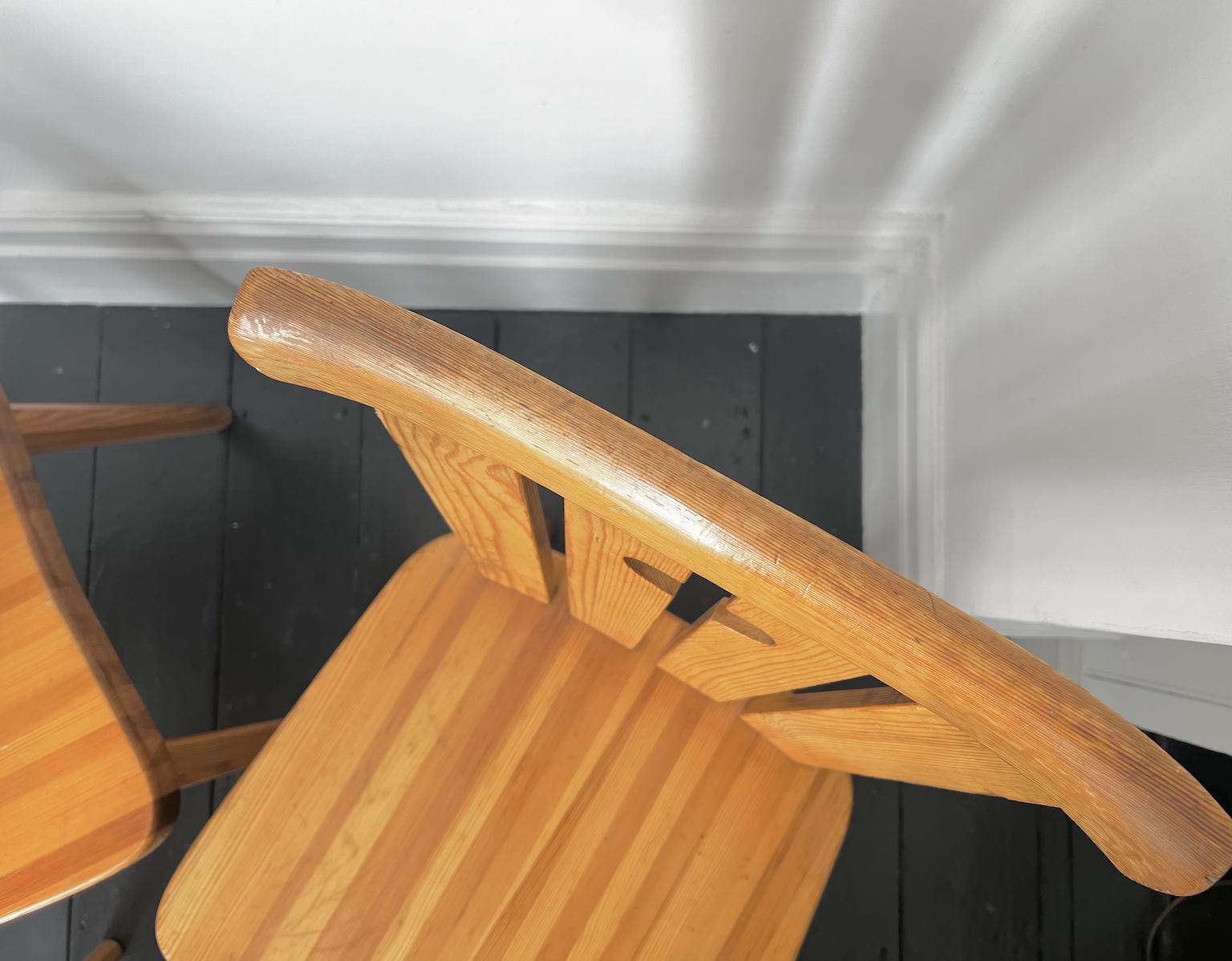 Ensemble de quatre chaises en pin par Göran Malmvall, Suède en vente 1