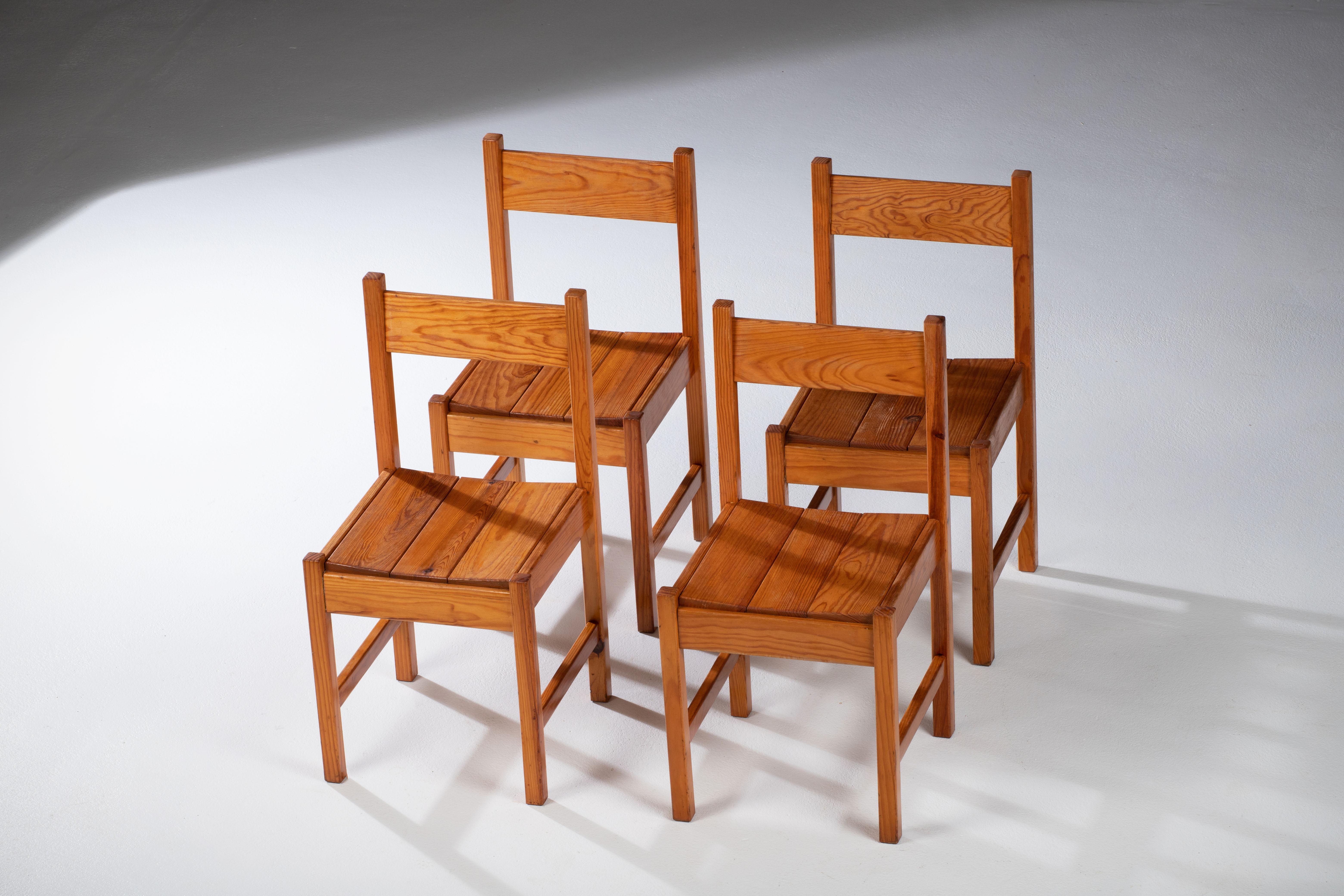 Ensemble de quatre chaises en pin massif d'après Charlotte Perriand.
Bon état vintage.