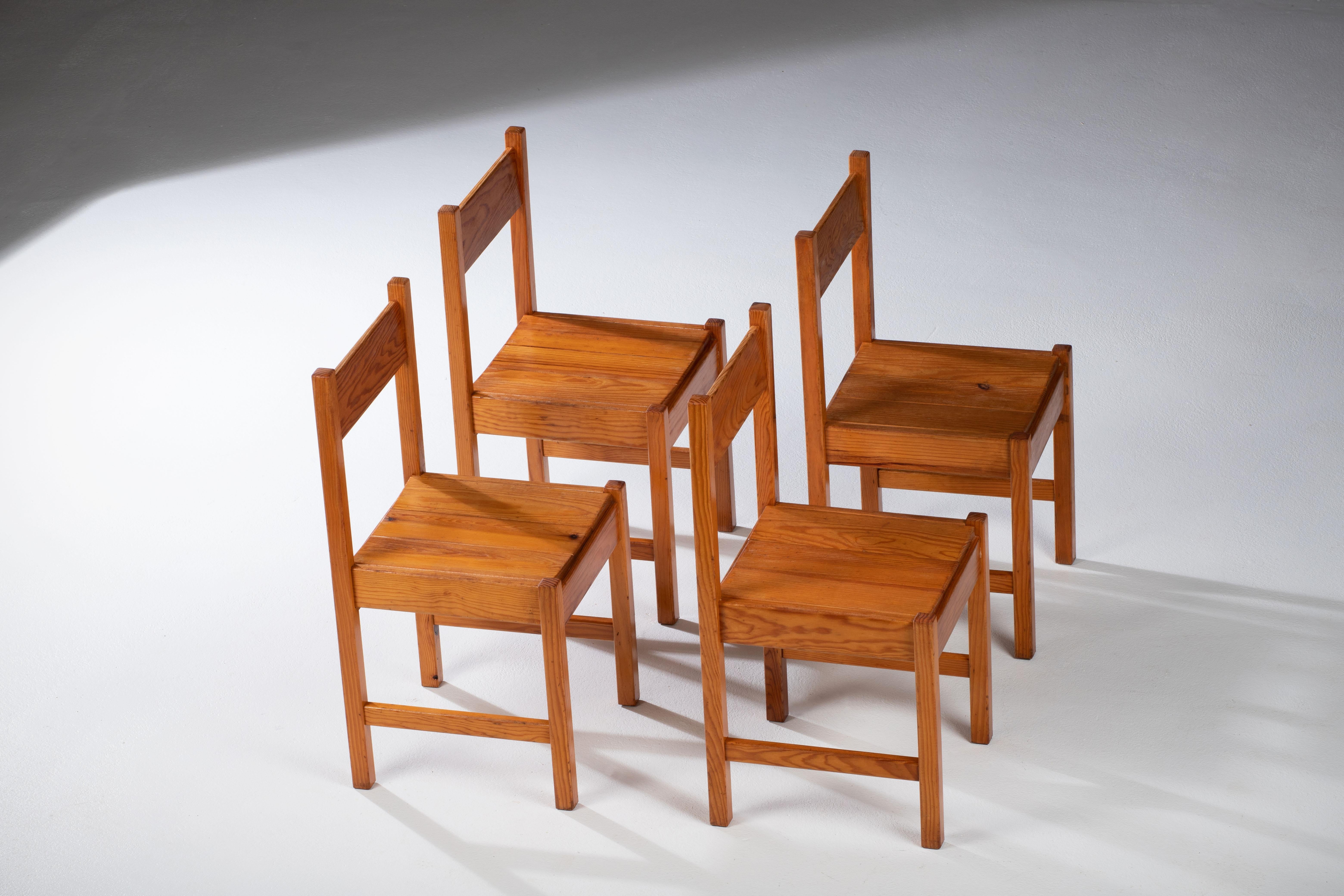 Mid-Century Modern Set of Four Pine Chairs in Style of Charlotte Perriand, Chalet, France For Sale