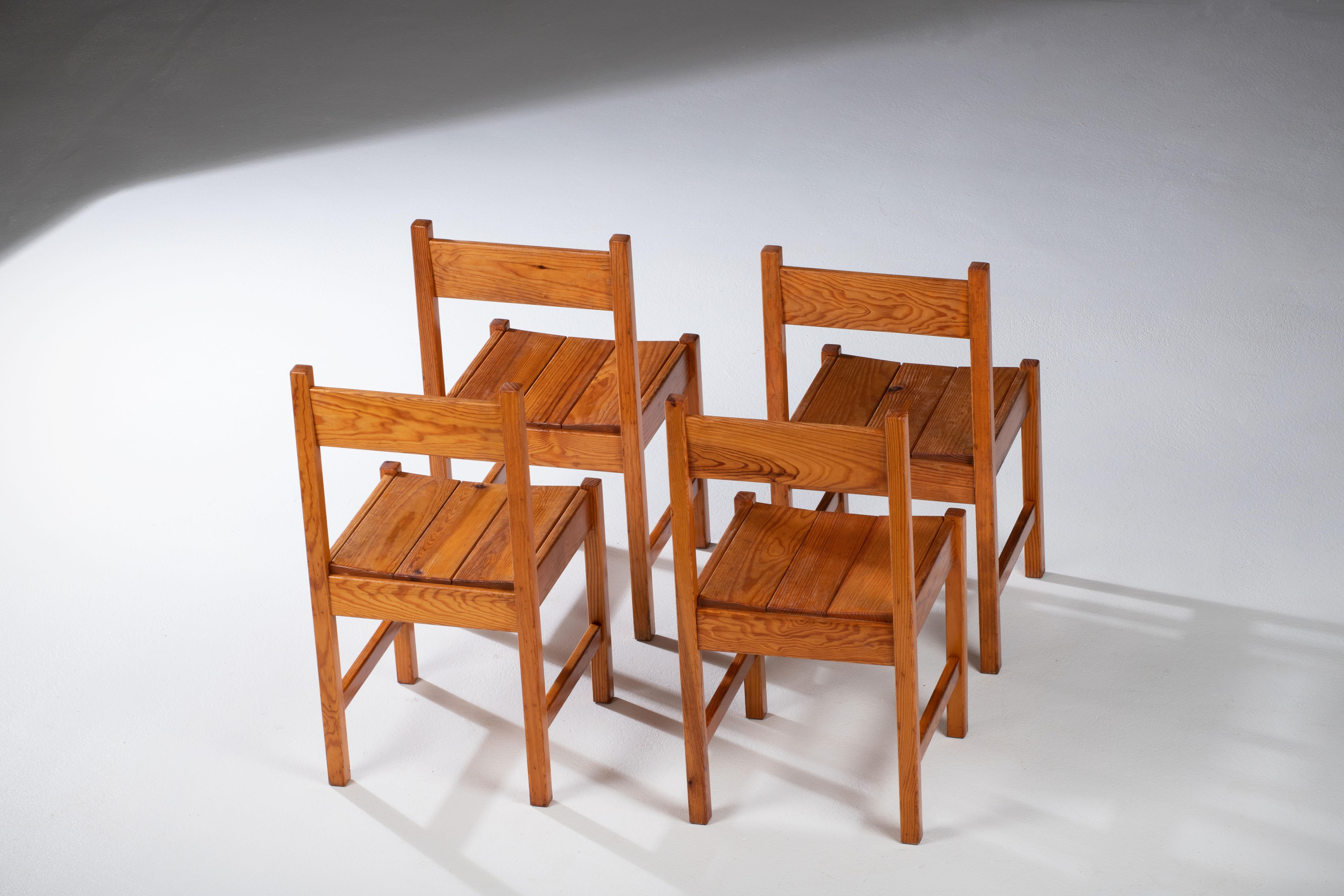 Mid-Century Modern Ensemble de quatre chaises en pin dans le style de Charlotte Perriand, Chalet, France en vente