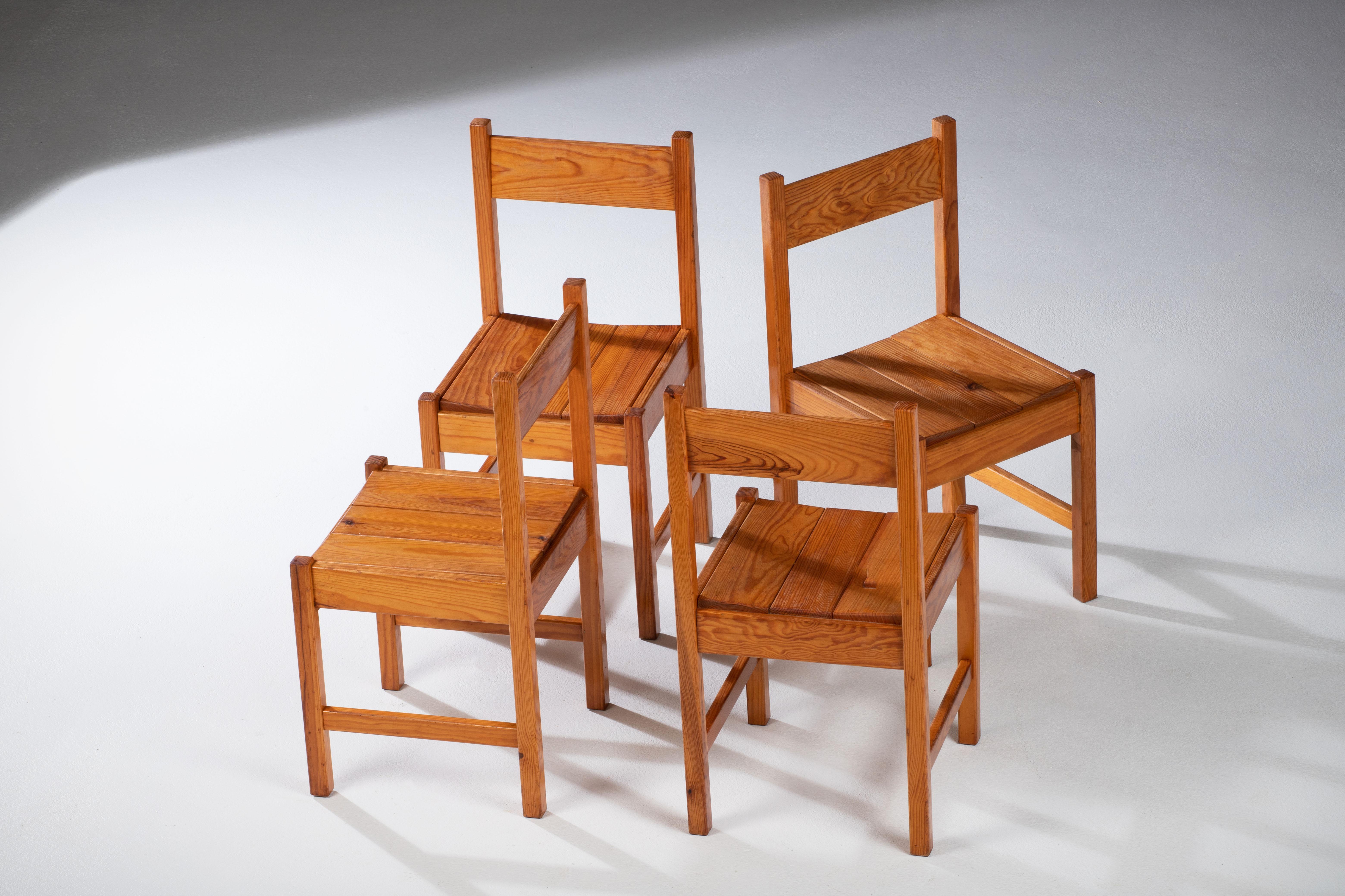 Français Ensemble de quatre chaises en pin dans le style de Charlotte Perriand, Chalet, France en vente