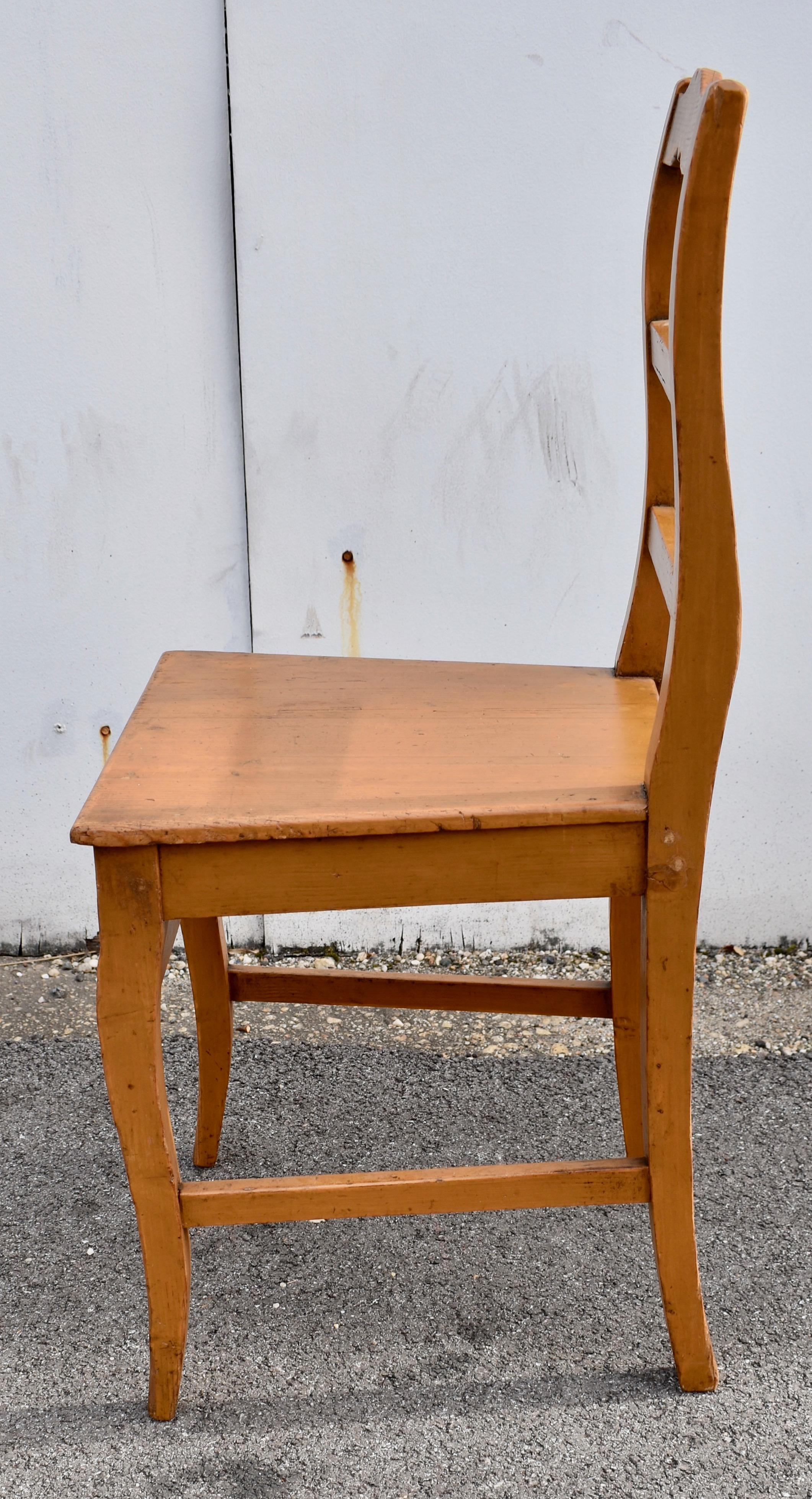 Set di quattro sedie con sedile in legno di pino con schienale a scaletta in vendita 2