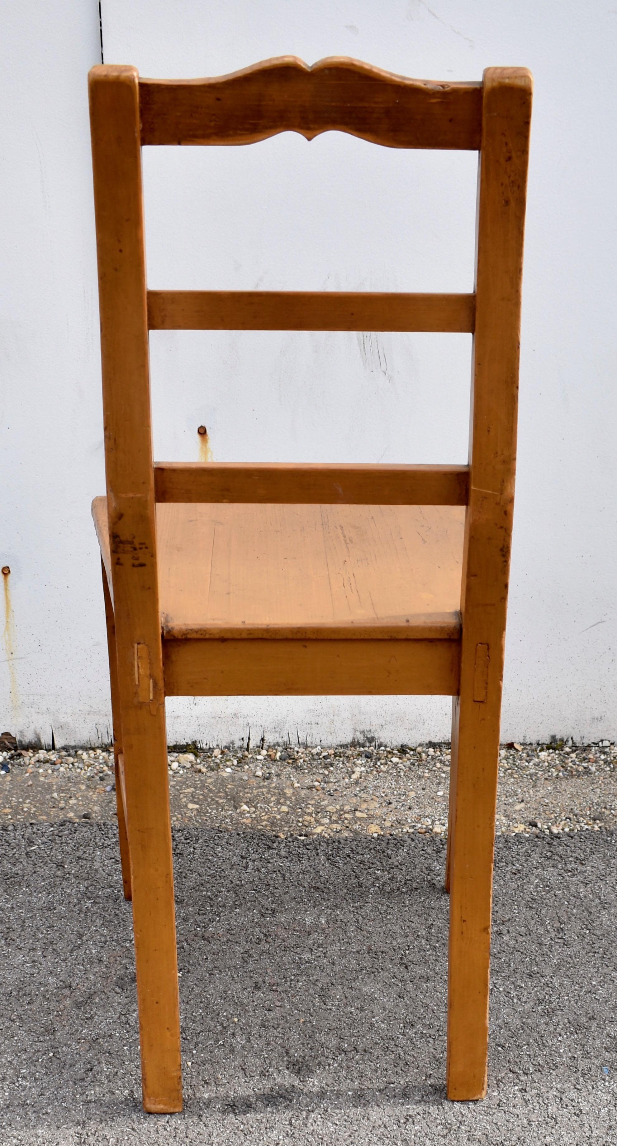Set di quattro sedie con sedile in legno di pino con schienale a scaletta in vendita 3