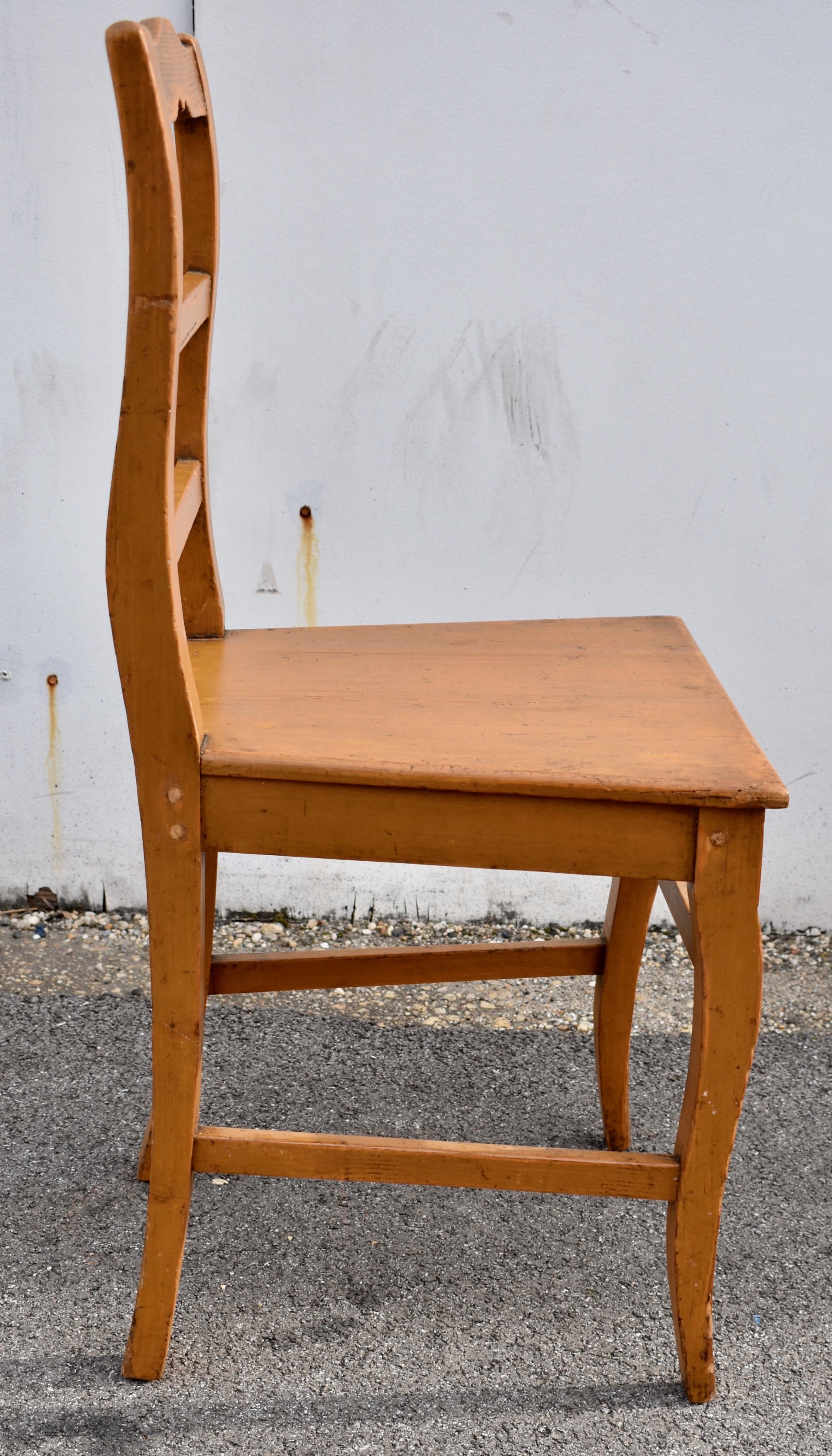 Set di quattro sedie con sedile in legno di pino con schienale a scaletta in vendita 4