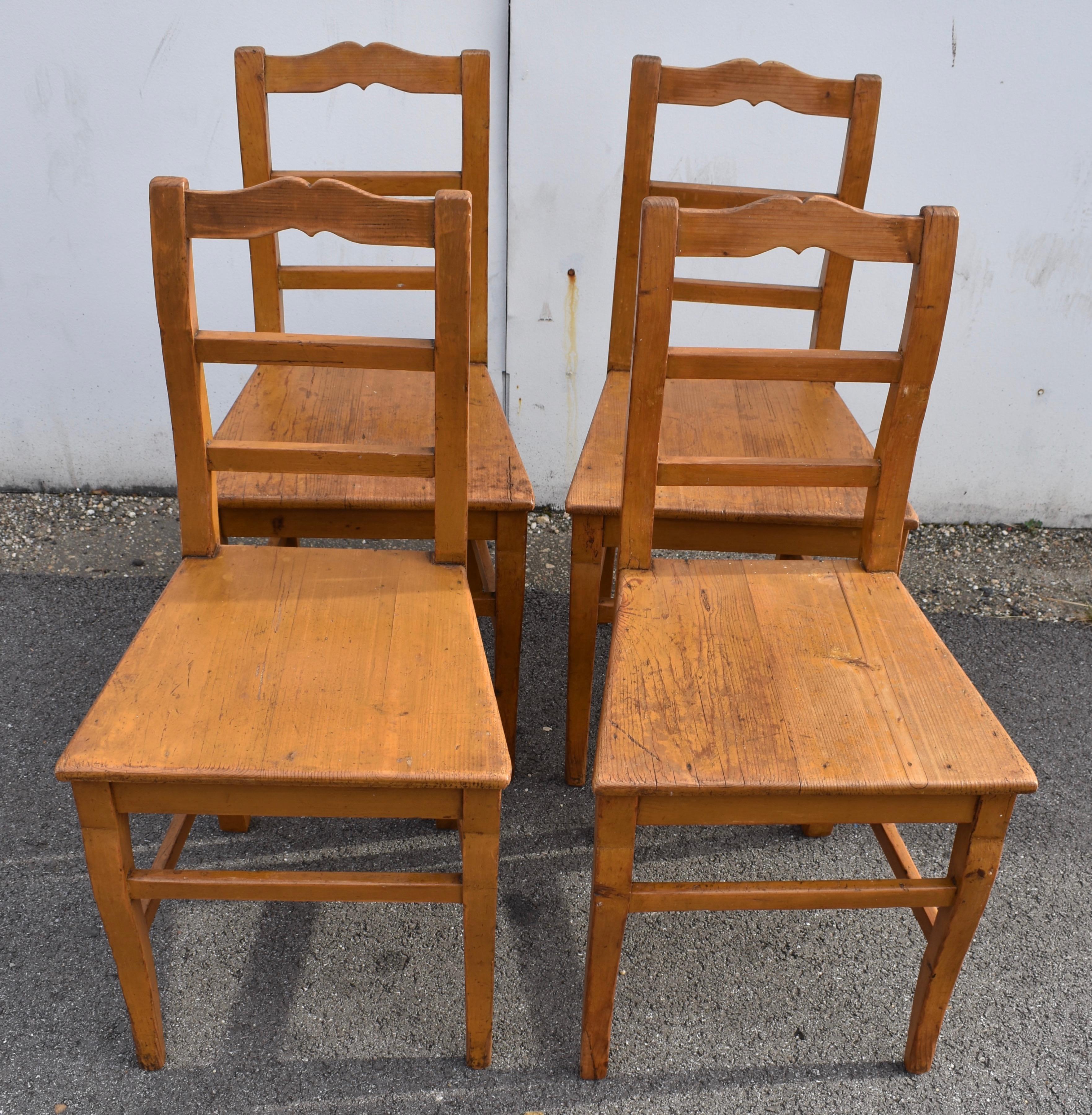 Country Set di quattro sedie con sedile in legno di pino con schienale a scaletta in vendita